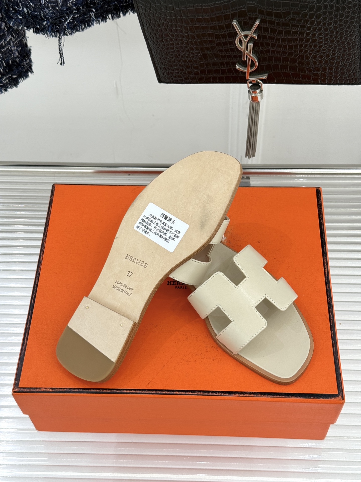 （配原版飞机盒）Hermès/爱马仕万年经典平底粗跟H拖将简约美学与极致工艺完美融合。粗跟设计 赋予你恰