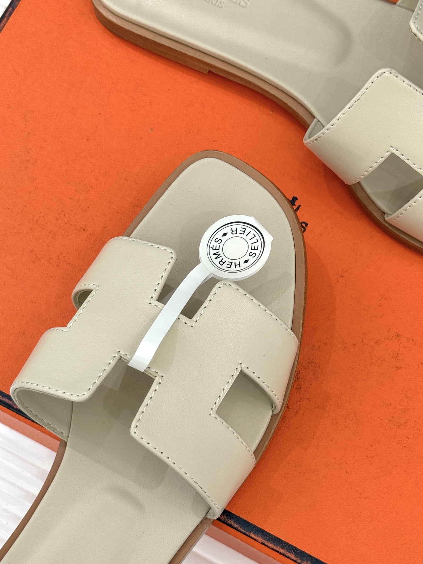 （配原版飞机盒）Hermès/爱马仕万年经典平底粗跟H拖将简约美学与极致工艺完美融合。粗跟设计 赋予你恰