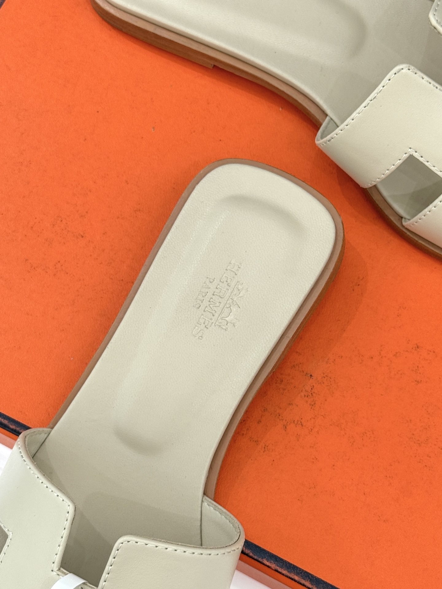 （配原版飞机盒）Hermès/爱马仕万年经典平底粗跟H拖将简约美学与极致工艺完美融合。粗跟设计 赋予你恰