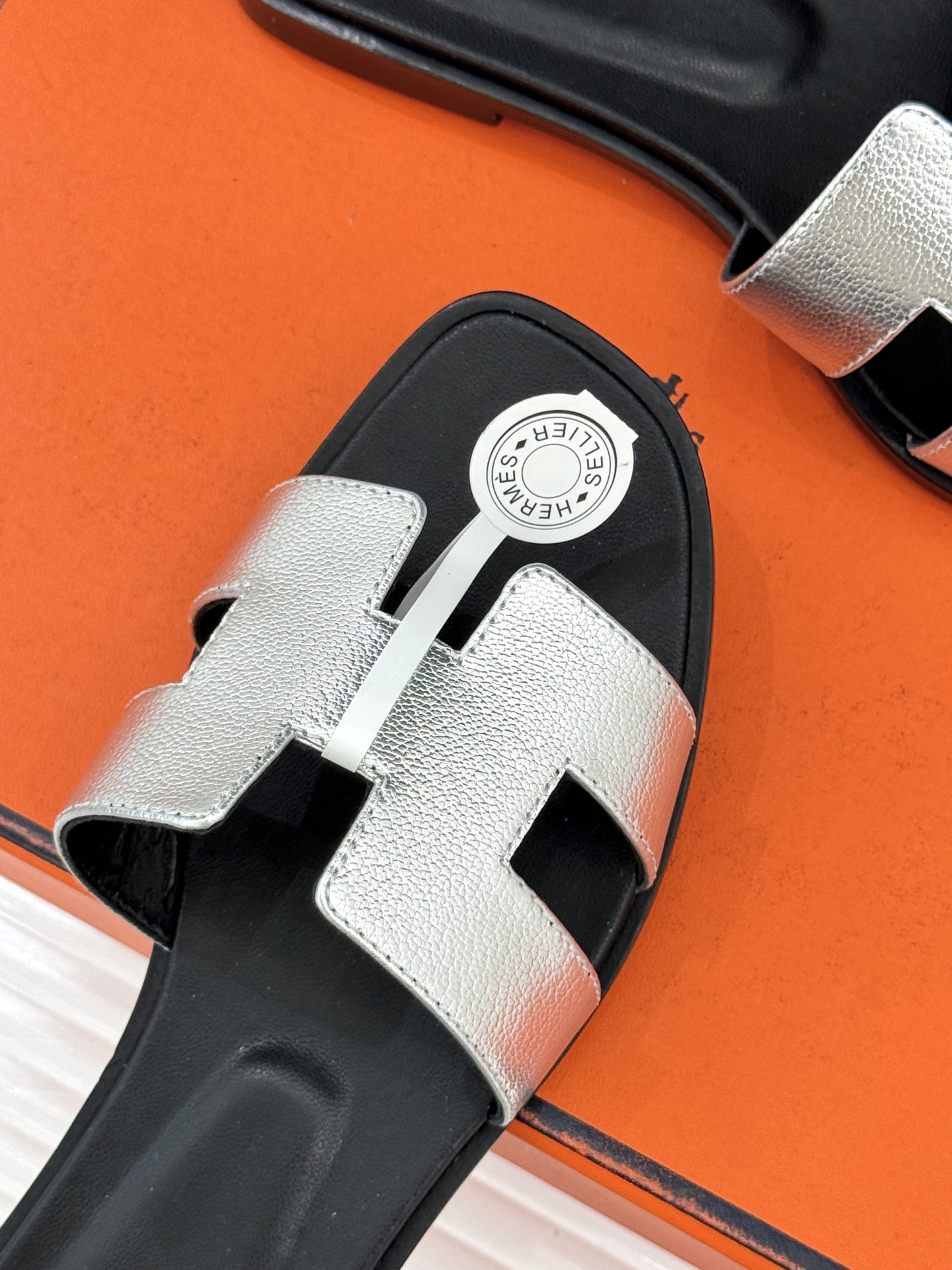 （配原版飞机盒）Hermès/爱马仕万年经典平底粗跟H拖将简约美学与极致工艺完美融合。粗跟设计 赋予你恰