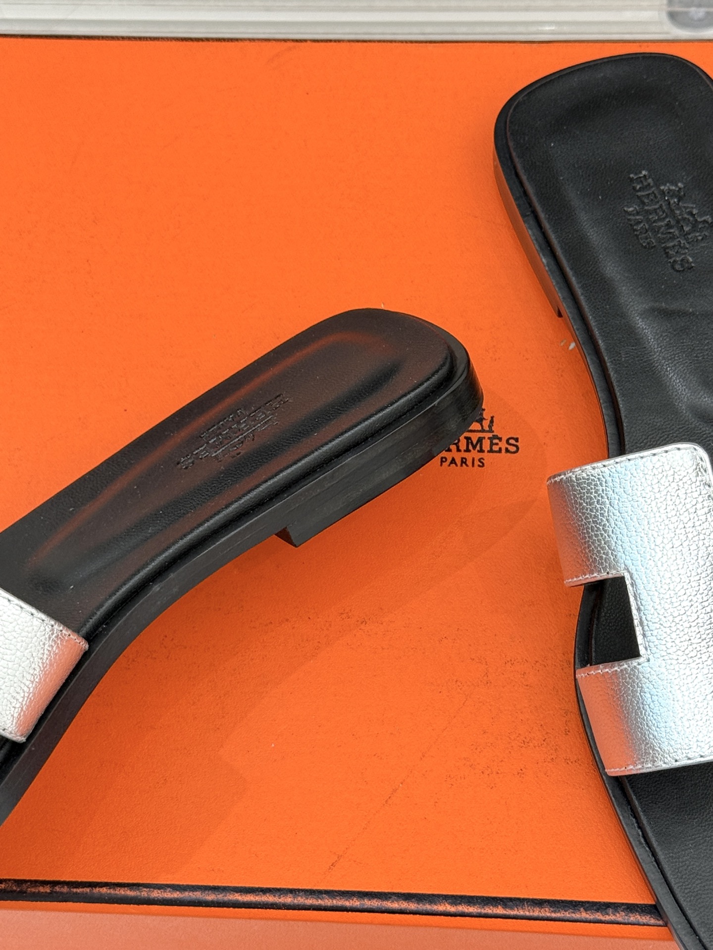 （配原版飞机盒）Hermès/爱马仕万年经典平底粗跟H拖将简约美学与极致工艺完美融合。粗跟设计 赋予你恰