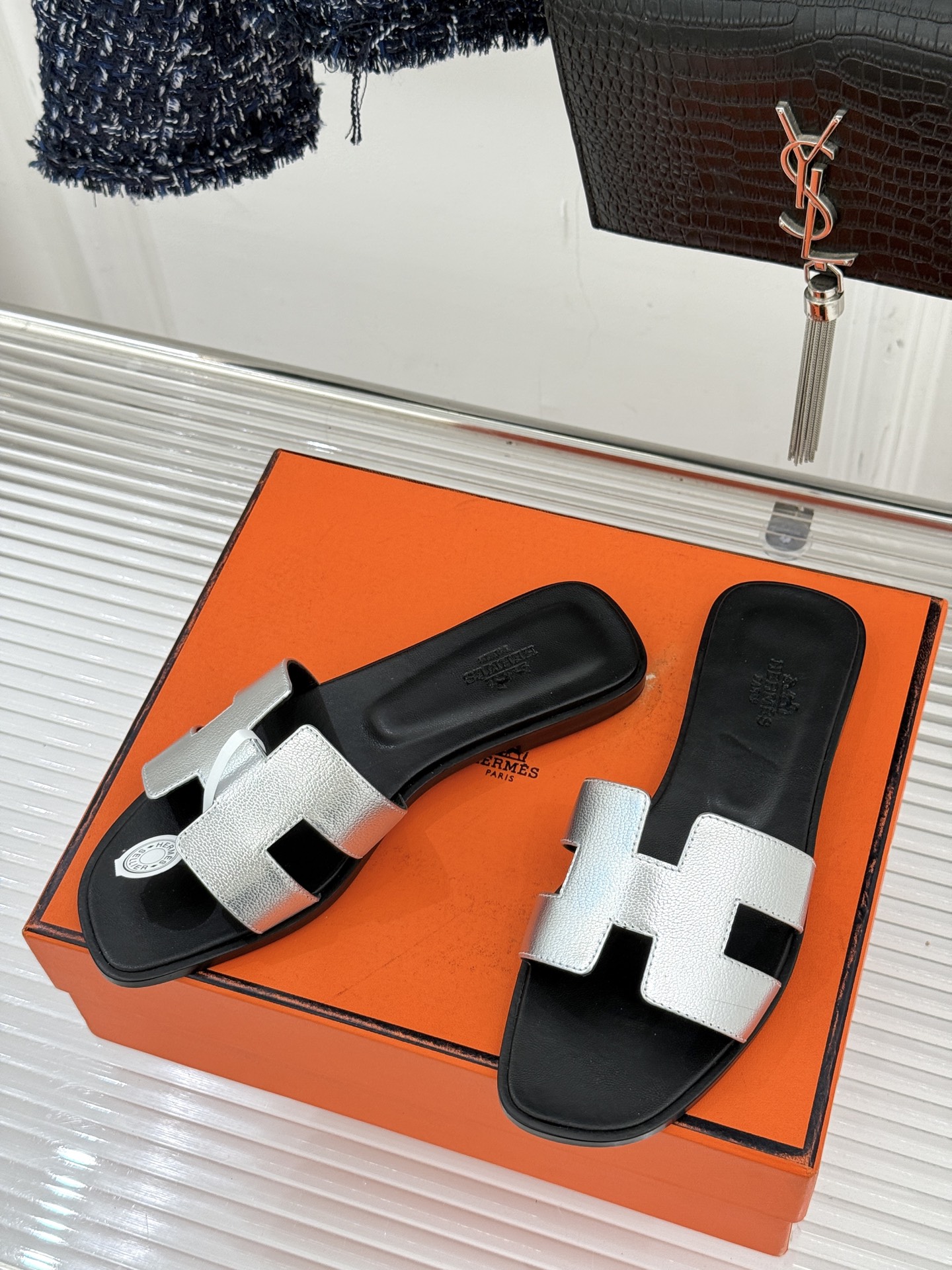 （配原版飞机盒）Hermès/爱马仕万年经典平底粗跟H拖将简约美学与极致工艺完美融合。粗跟设计 赋予你恰