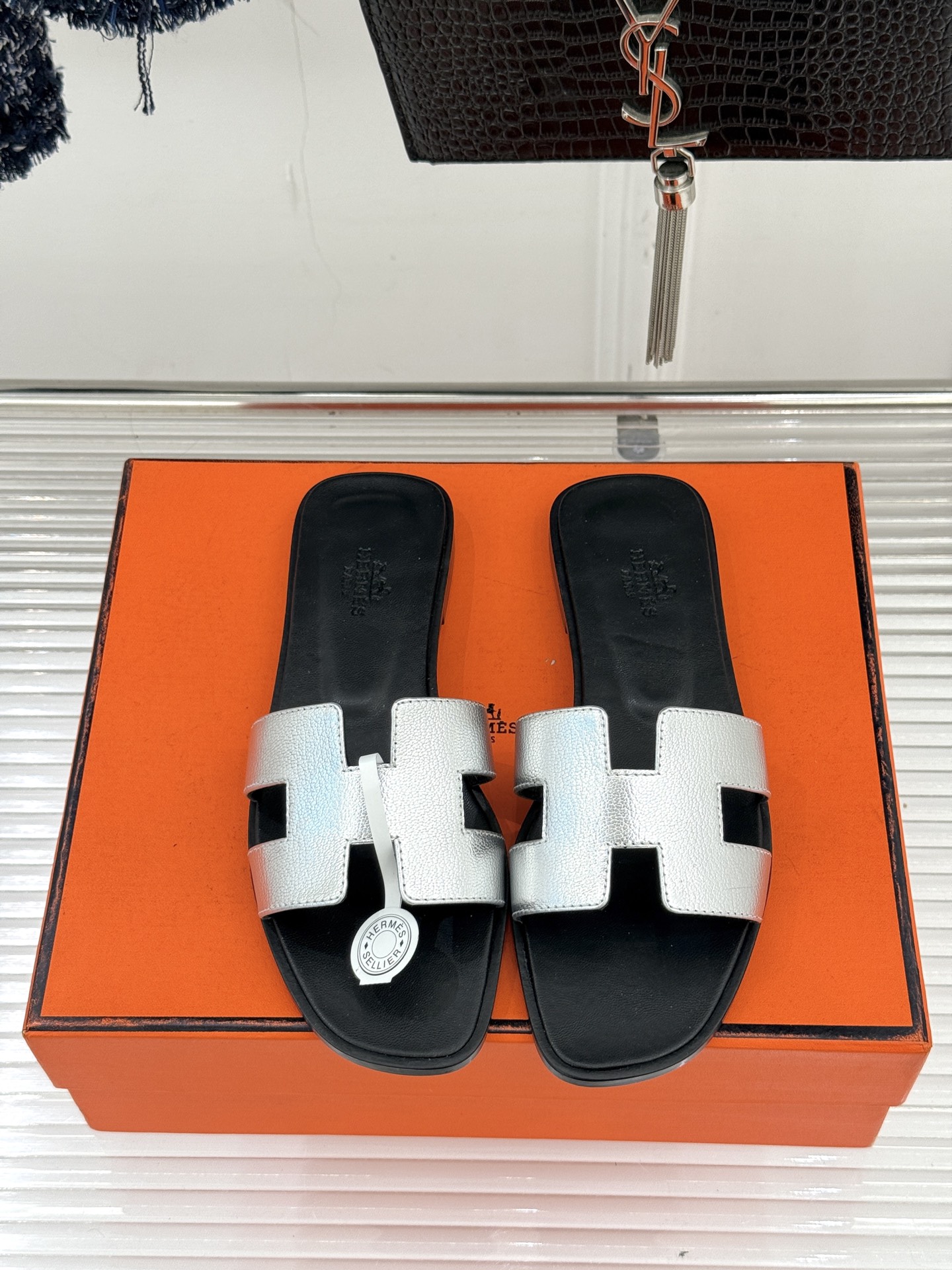 （配原版飞机盒）Hermès/爱马仕万年经典平底粗跟H拖将简约美学与极致工艺完美融合。粗跟设计 赋予你恰