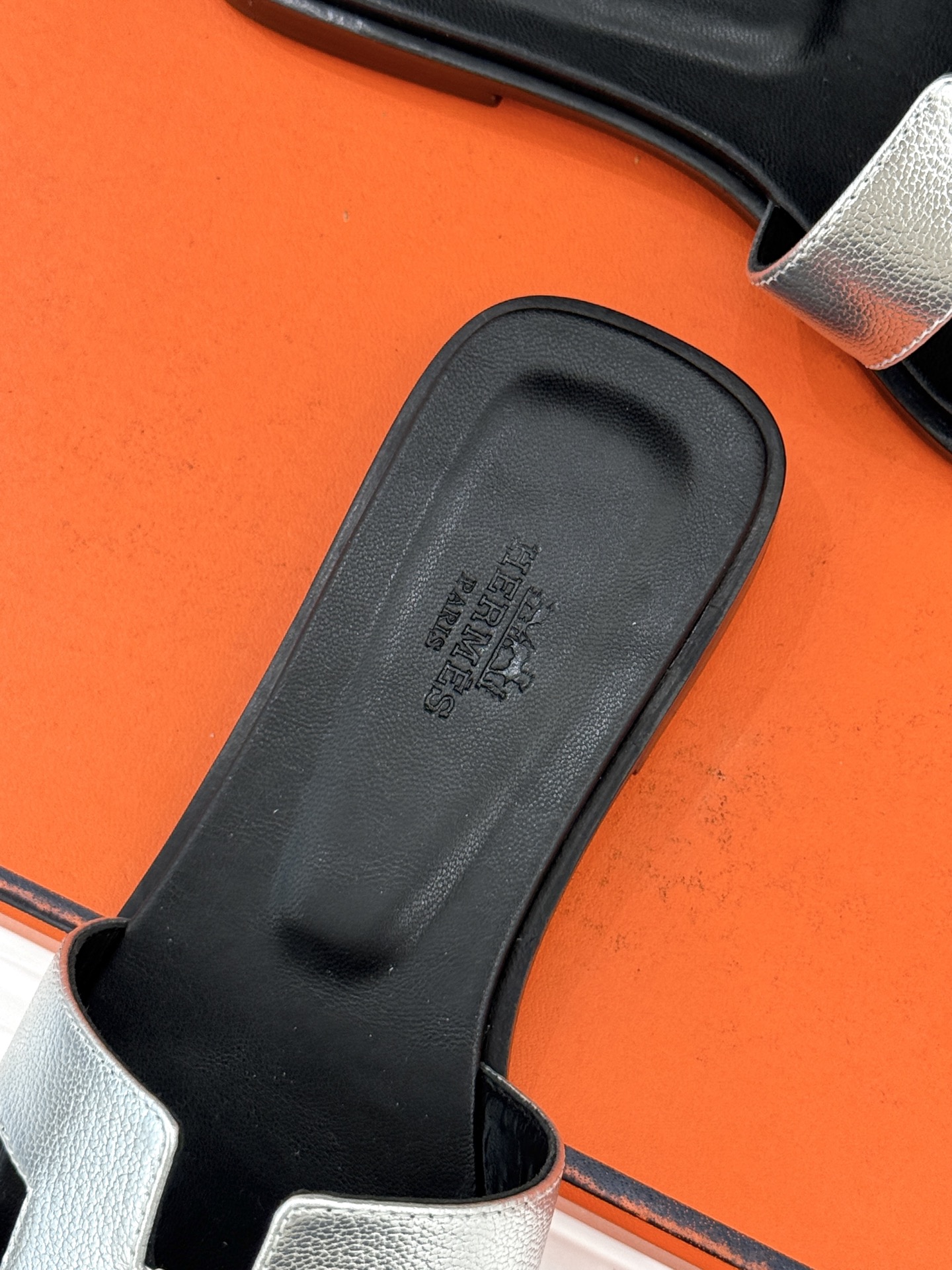 （配原版飞机盒）Hermès/爱马仕万年经典平底粗跟H拖将简约美学与极致工艺完美融合。粗跟设计 赋予你恰