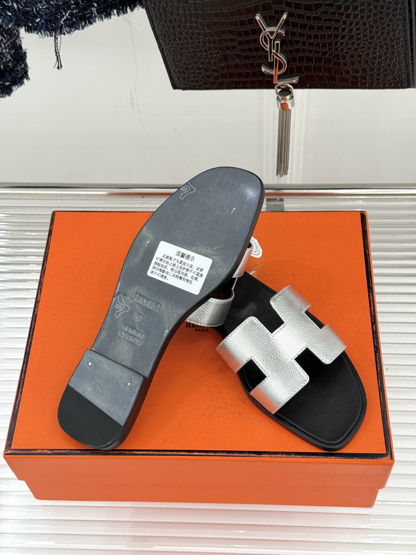 （配原版飞机盒）Hermès/爱马仕万年经典平底粗跟H拖将简约美学与极致工艺完美融合。粗跟设计 赋予你恰