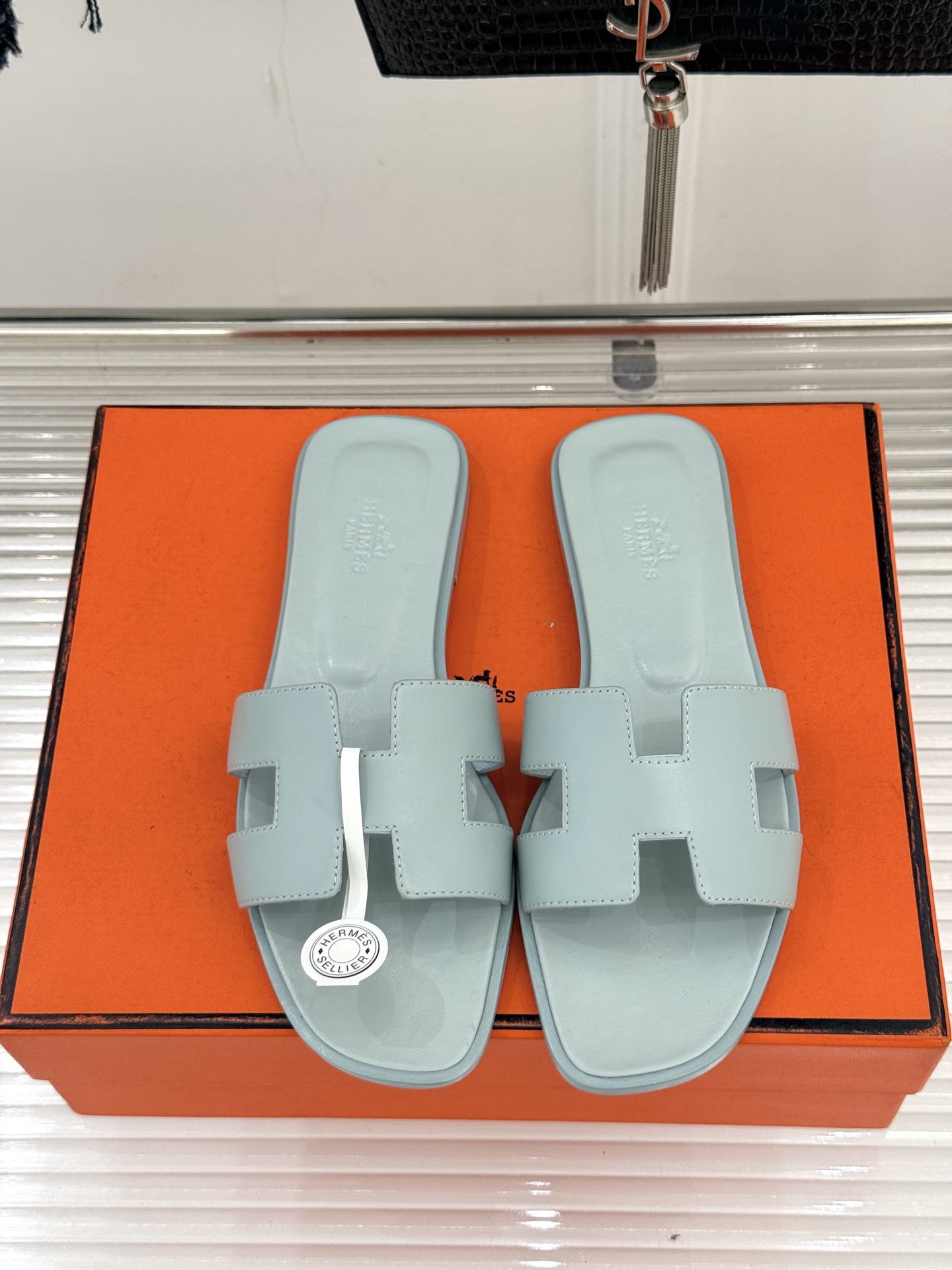 （配原版飞机盒）Hermès/爱马仕万年经典平底粗跟H拖将简约美学与极致工艺完美融合。粗跟设计 赋予你恰