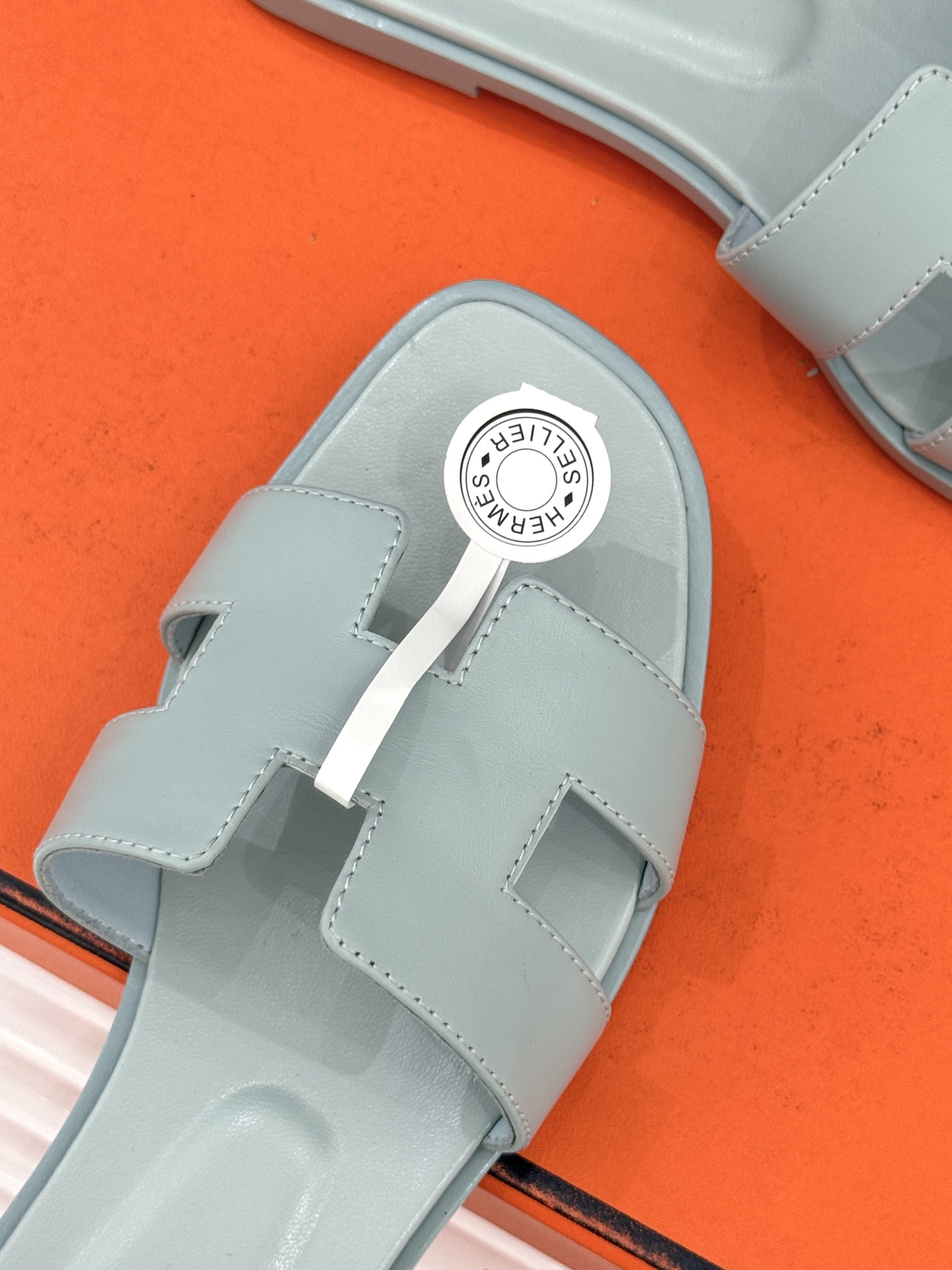 （配原版飞机盒）Hermès/爱马仕万年经典平底粗跟H拖将简约美学与极致工艺完美融合。粗跟设计 赋予你恰