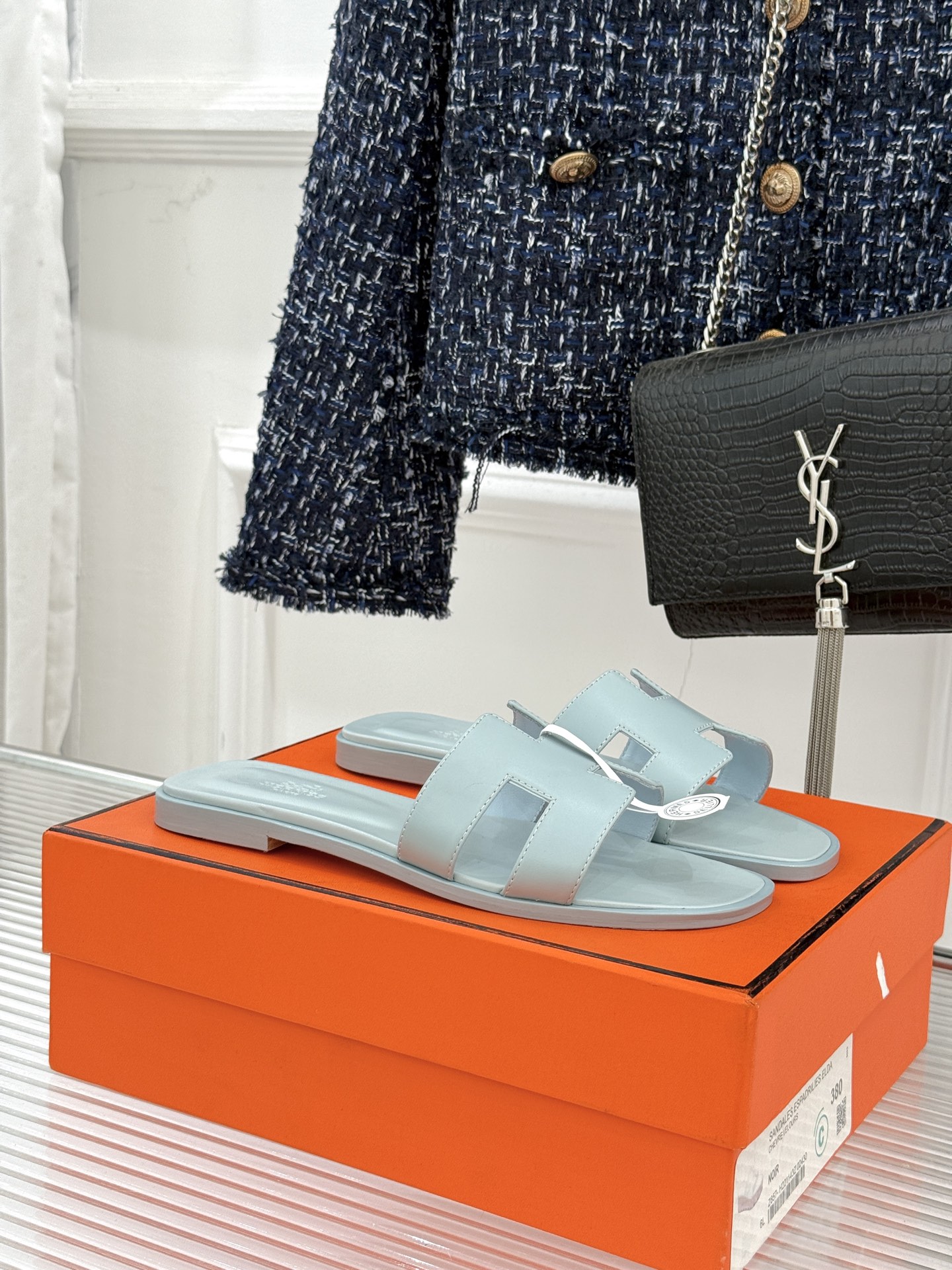 （配原版飞机盒）Hermès/爱马仕万年经典平底粗跟H拖将简约美学与极致工艺完美融合。粗跟设计 赋予你恰