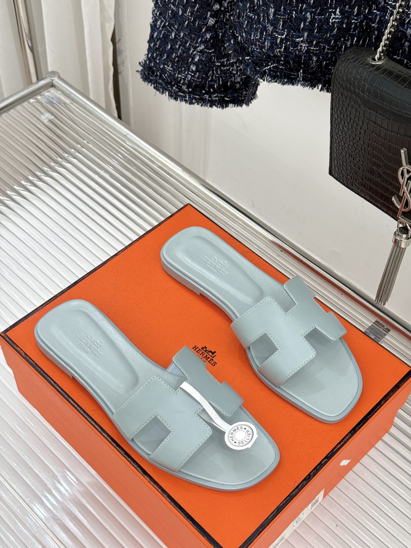 （配原版飞机盒）Hermès/爱马仕万年经典平底粗跟H拖将简约美学与极致工艺完美融合。粗跟设计 赋予你恰