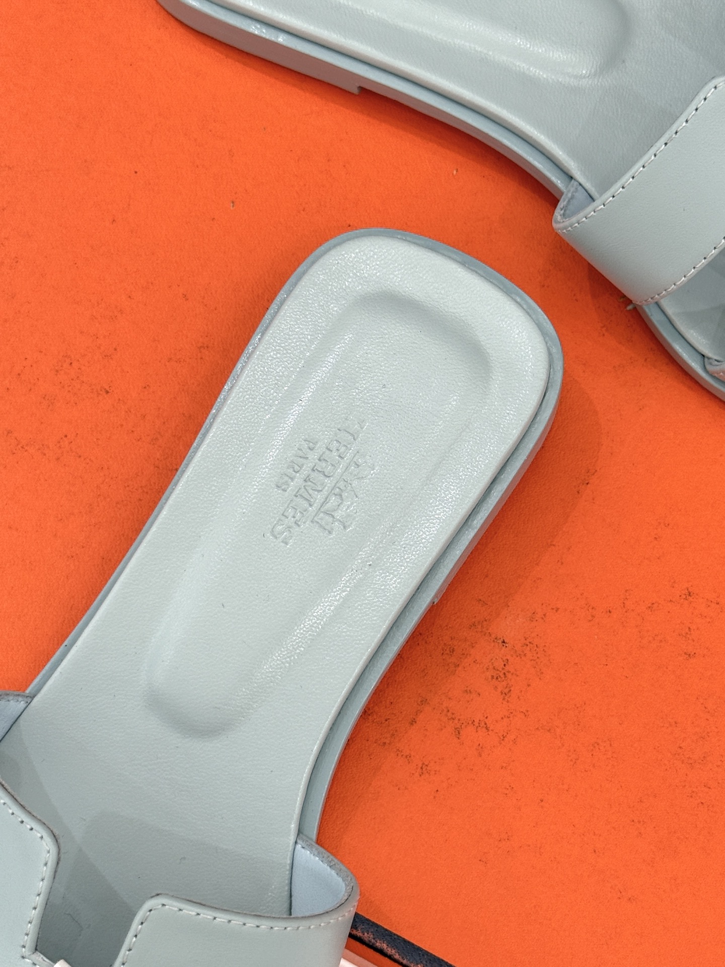 （配原版飞机盒）Hermès/爱马仕万年经典平底粗跟H拖将简约美学与极致工艺完美融合。粗跟设计 赋予你恰