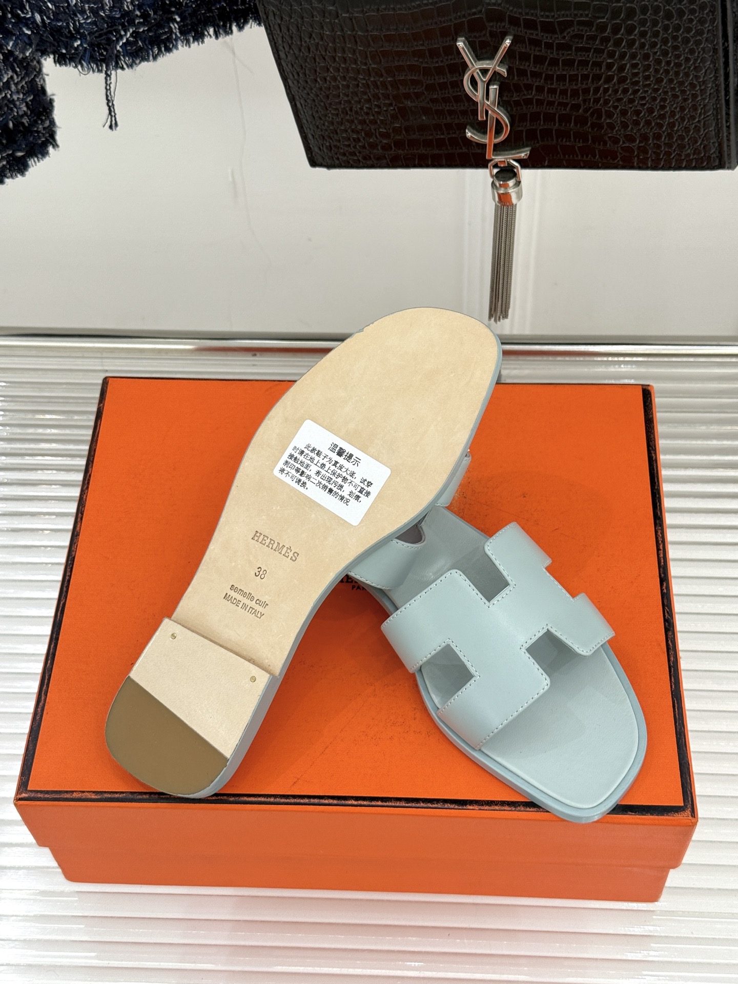 （配原版飞机盒）Hermès/爱马仕万年经典平底粗跟H拖将简约美学与极致工艺完美融合。粗跟设计 赋予你恰