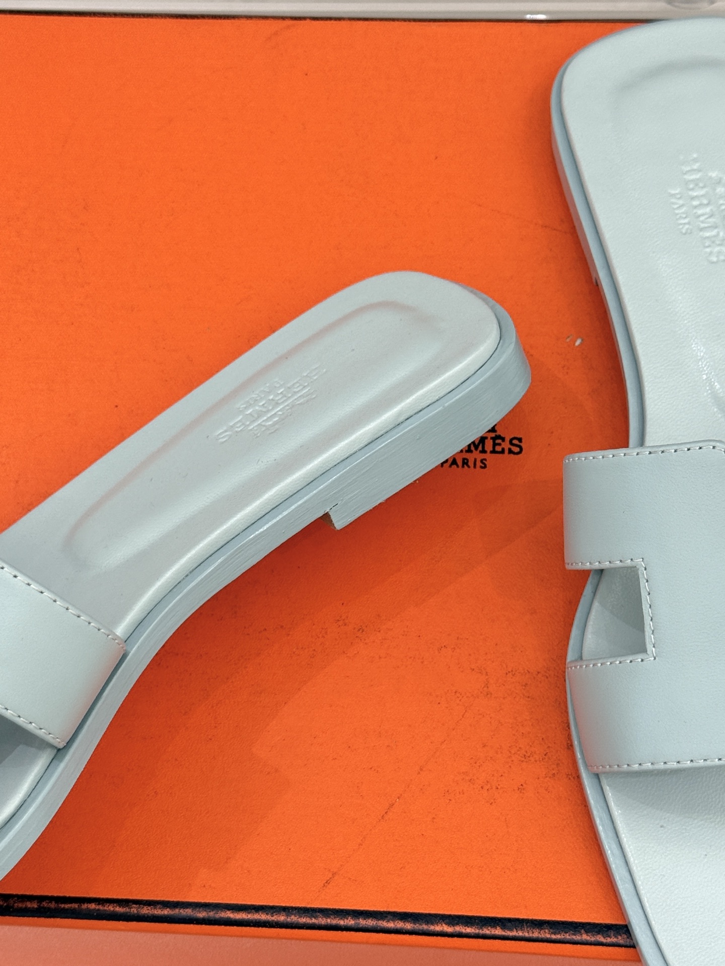 （配原版飞机盒）Hermès/爱马仕万年经典平底粗跟H拖将简约美学与极致工艺完美融合。粗跟设计 赋予你恰