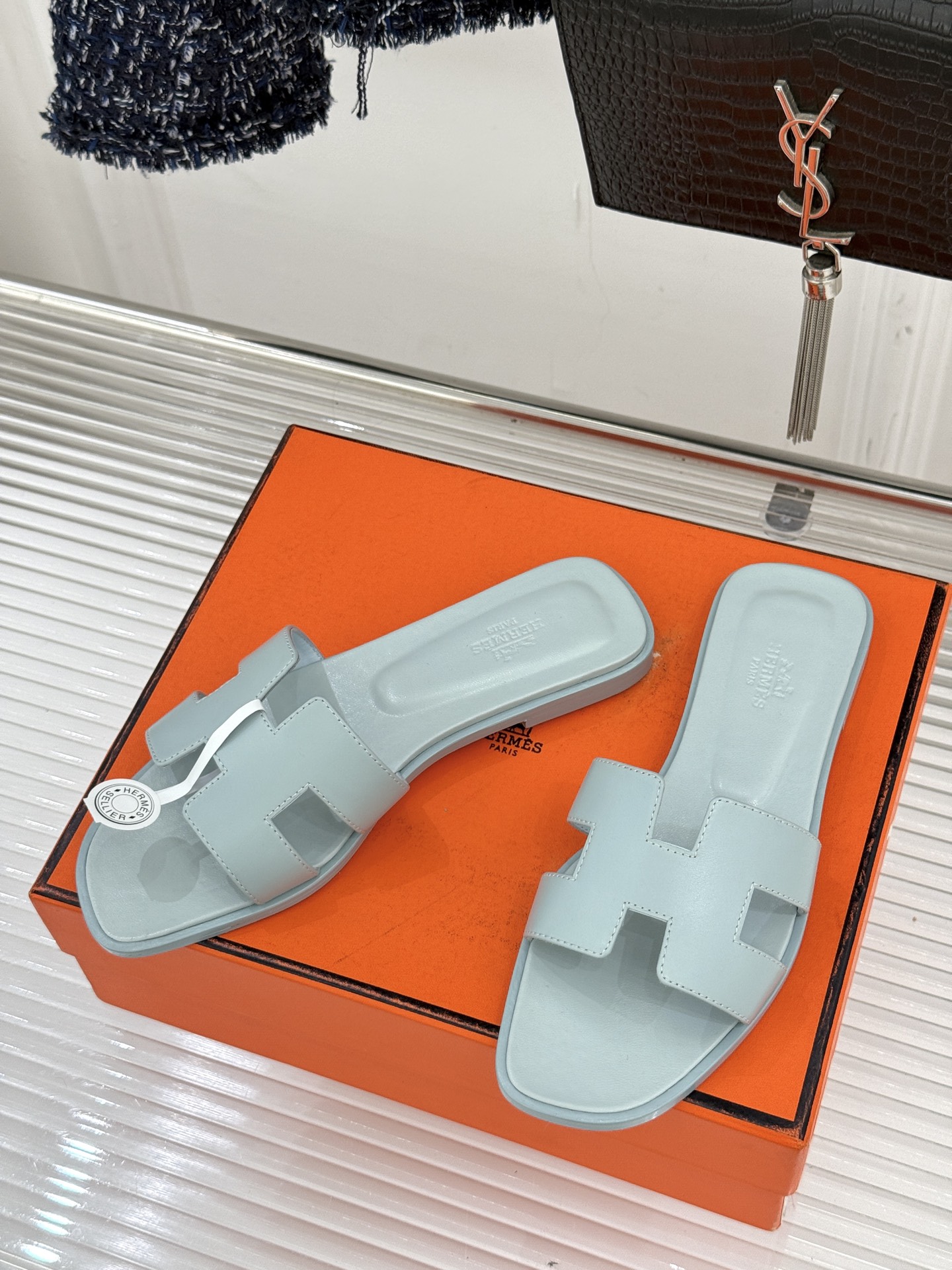 （配原版飞机盒）Hermès/爱马仕万年经典平底粗跟H拖将简约美学与极致工艺完美融合。粗跟设计 赋予你恰