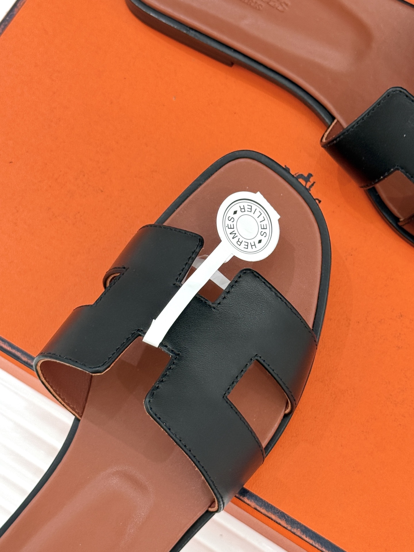 （配原版飞机盒）Hermès/爱马仕万年经典平底粗跟H拖将简约美学与极致工艺完美融合。粗跟设计 赋予你恰