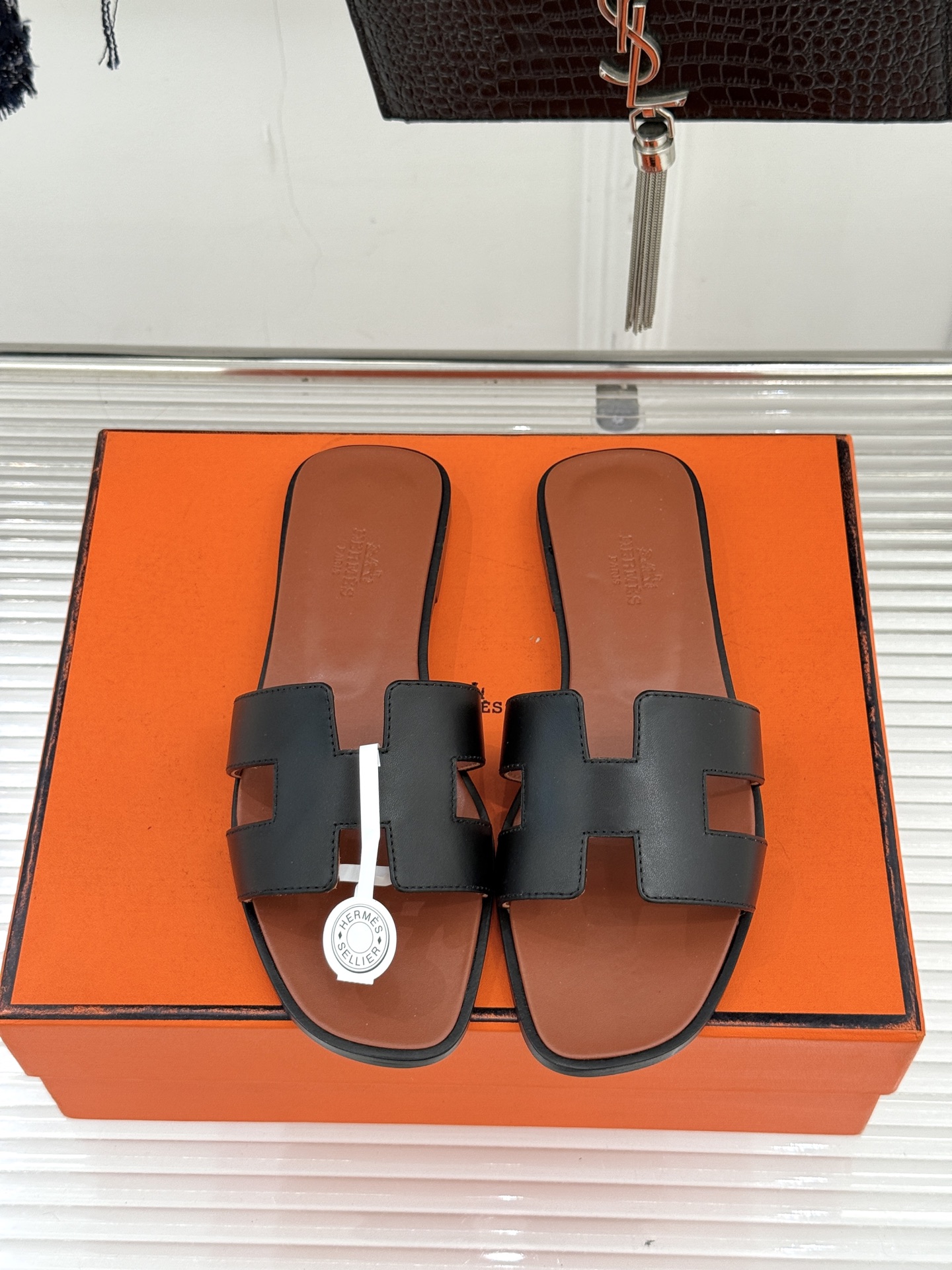 （配原版飞机盒）Hermès/爱马仕万年经典平底粗跟H拖将简约美学与极致工艺完美融合。粗跟设计 赋予你恰