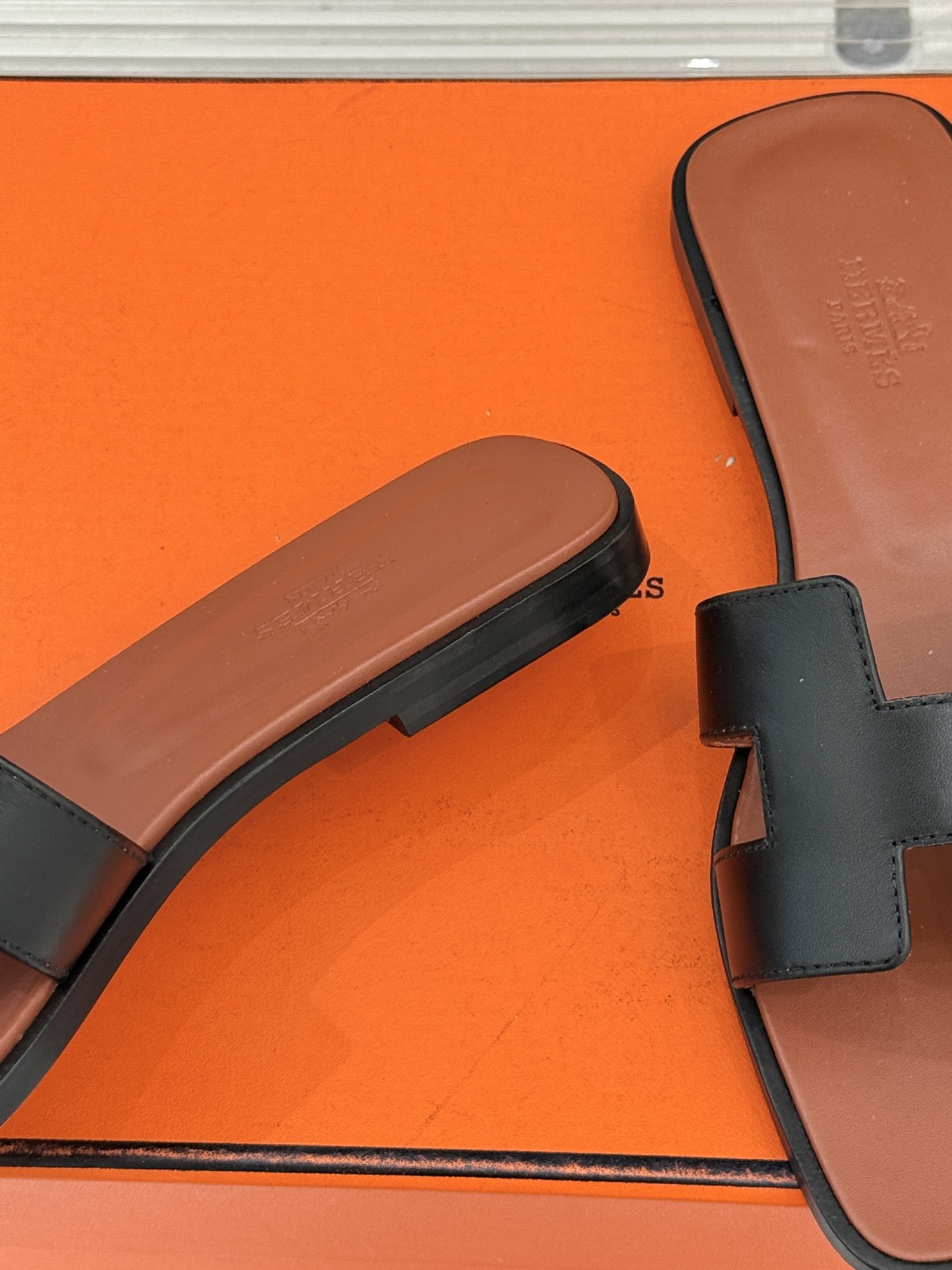 （配原版飞机盒）Hermès/爱马仕万年经典平底粗跟H拖将简约美学与极致工艺完美融合。粗跟设计 赋予你恰