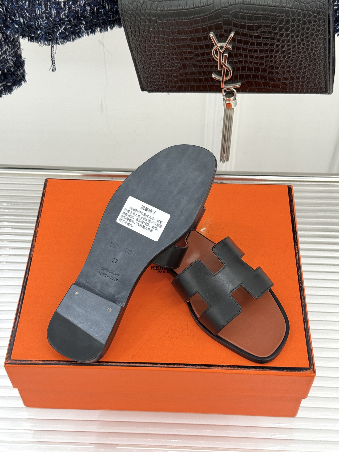 （配原版飞机盒）Hermès/爱马仕万年经典平底粗跟H拖将简约美学与极致工艺完美融合。粗跟设计 赋予你恰