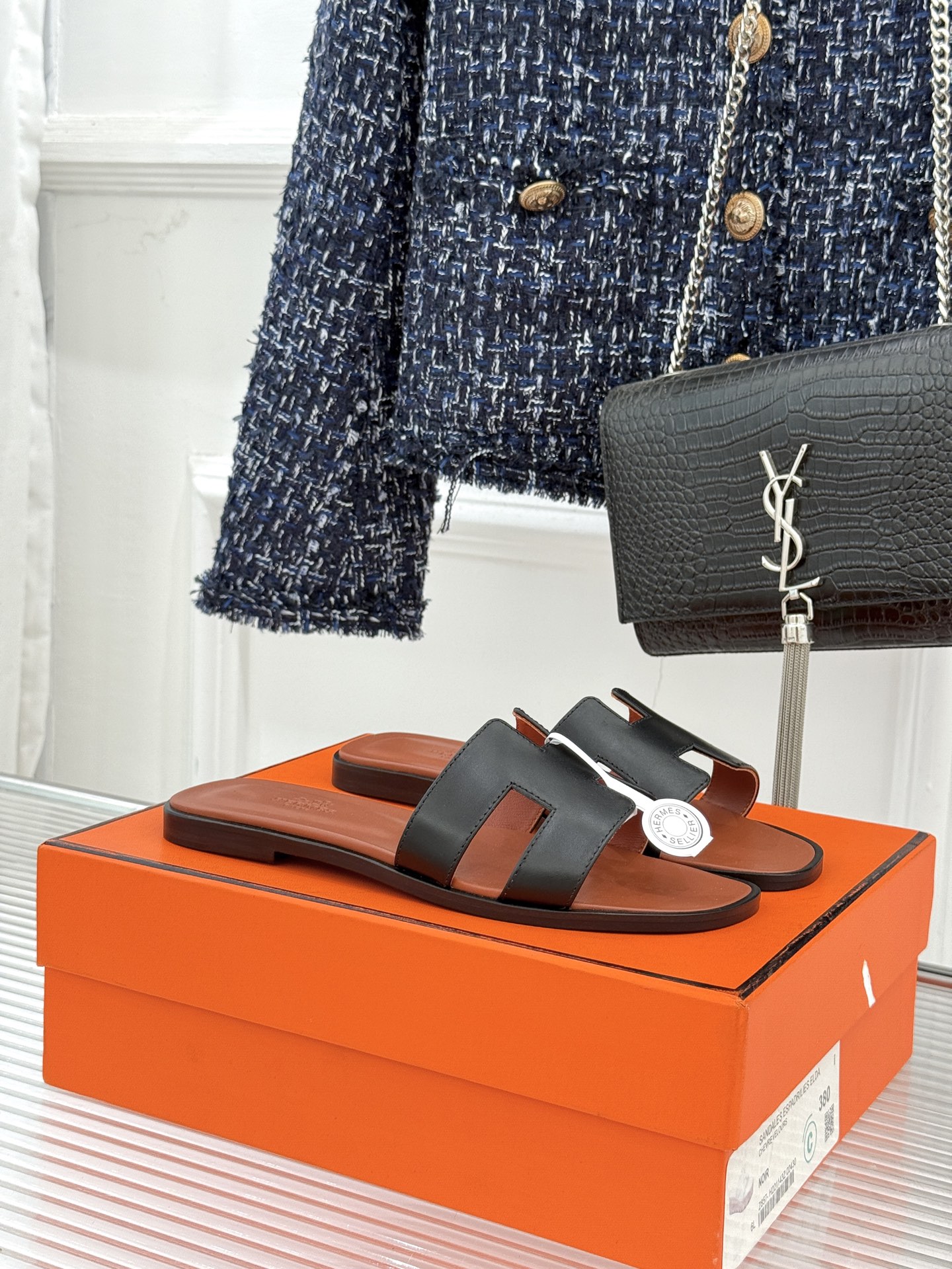 NO:706464,Top version (with original airplane box) Hermès/Hermès classic flat-soled thick-heeled H slides perfectly combine simple aesthetics and ultimate craftsmanship. The thick-heeled design gives you just the right height. The heel height of about 3cm adds elegance and ensures steady walking, making every step confident and calm; the flat-bottomed style returns to the original comfort and fits the curve of the foot. You can easily enjoy a free walk without any burden even if you wear it for a long time. The iconic 'H' element is presented in a unique tailoring.  Simple yet luxurious, it highlights the brand style. Whether you are strolling on the streets in summer or attending fashionable occasions, it can be easily controlled and becomes the finishing touch of the style. The fabric is made of original customized leather, the inner pads are all mixed sheepskin, Italian imported genuine leather outsole size 35-39 (customized 40/41/42), slippers, hermes, hermes, slippers, sheepskin, Leather soles19860909顶版（配原版飞机盒） Hermès/爱马仕万年经典平底粗跟H拖 将简约美学与极致工艺完美融合. 粗跟设计 赋予你恰到好处的高度 约3cm的跟高 在增添优雅气质的同时 确保行走稳健 让每一步都自信从容； 平底款式 回归舒适本真 贴合足底曲线 长时间穿着也毫无负担轻松享受自在步履. 标志性的“H”元素 以独特的剪裁呈现 简约而不失奢华 彰显品牌格调. 无论是漫步在夏日街头 还是出入时尚场合 它都能轻松驾驭 成为造型的点睛之笔. 面料采用原版定制皮料 内里垫脚均为混种羊皮 意大利进口真皮大底 size35-39（40/41/42定制）,拖鞋,hermes,hermes,slippers,sheepskin,Leather soles,Women's Shoes