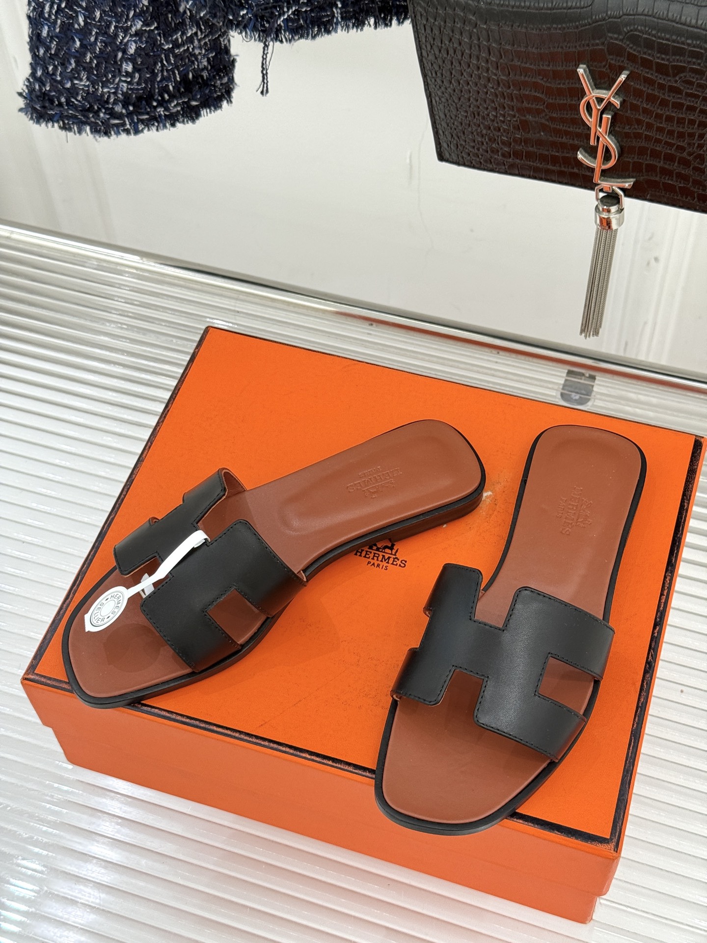 （配原版飞机盒）Hermès/爱马仕万年经典平底粗跟H拖将简约美学与极致工艺完美融合。粗跟设计 赋予你恰