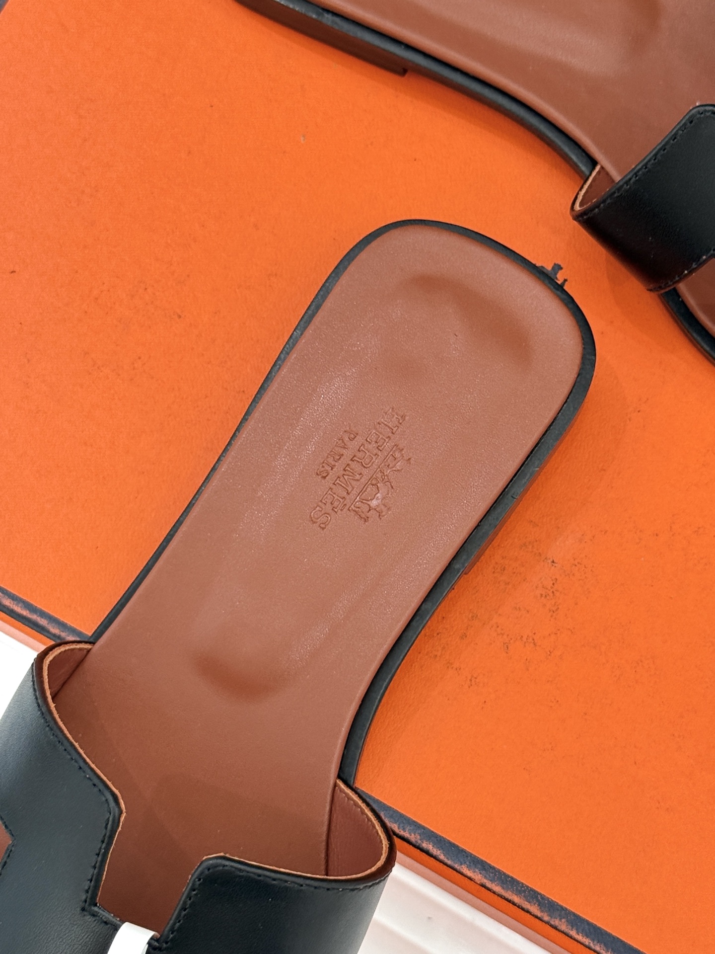 （配原版飞机盒）Hermès/爱马仕万年经典平底粗跟H拖将简约美学与极致工艺完美融合。粗跟设计 赋予你恰