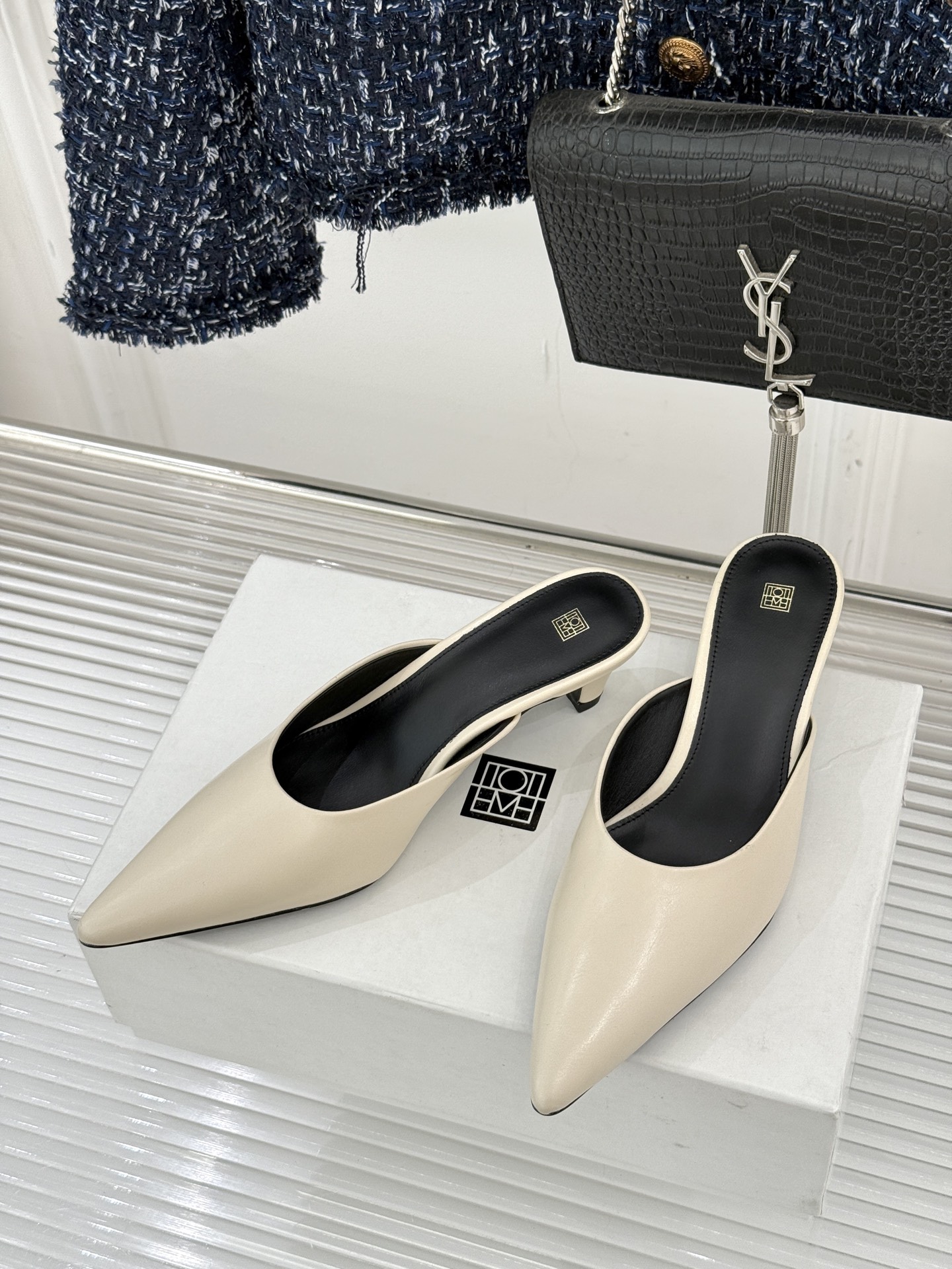 Toteme26WF新品复古尖头猫跟拖鞋承继北欧极简的冷峻风骨复刻复古时代的优雅腔调以建筑感线条勾勒鞋履