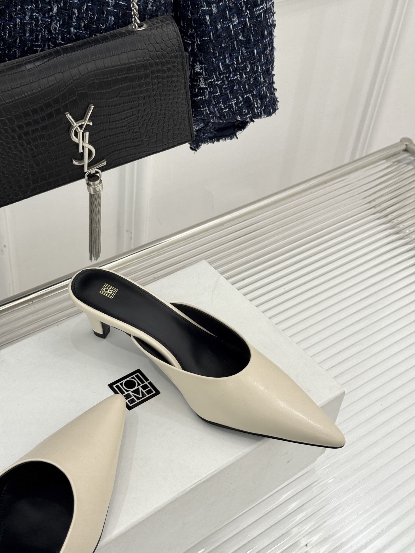 Toteme26WF新品复古尖头猫跟拖鞋承继北欧极简的冷峻风骨复刻复古时代的优雅腔调以建筑感线条勾勒鞋履