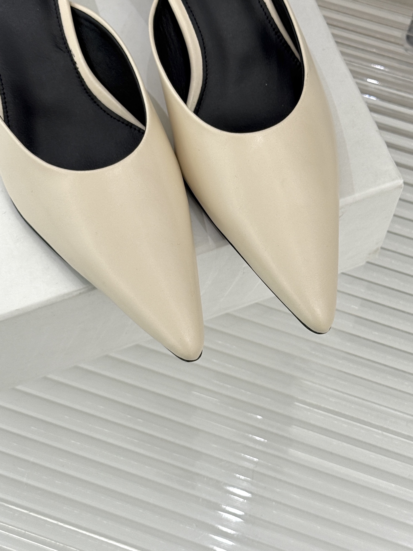 Toteme26WF新品复古尖头猫跟拖鞋承继北欧极简的冷峻风骨复刻复古时代的优雅腔调以建筑感线条勾勒鞋履