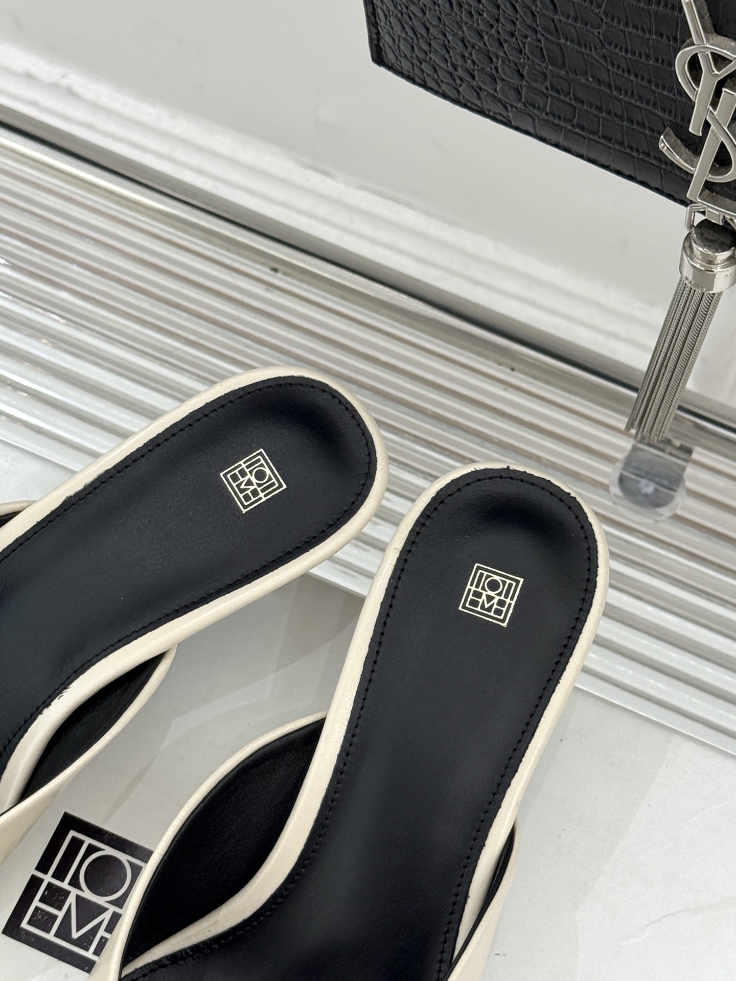 Toteme26WF新品复古尖头猫跟拖鞋承继北欧极简的冷峻风骨复刻复古时代的优雅腔调以建筑感线条勾勒鞋履