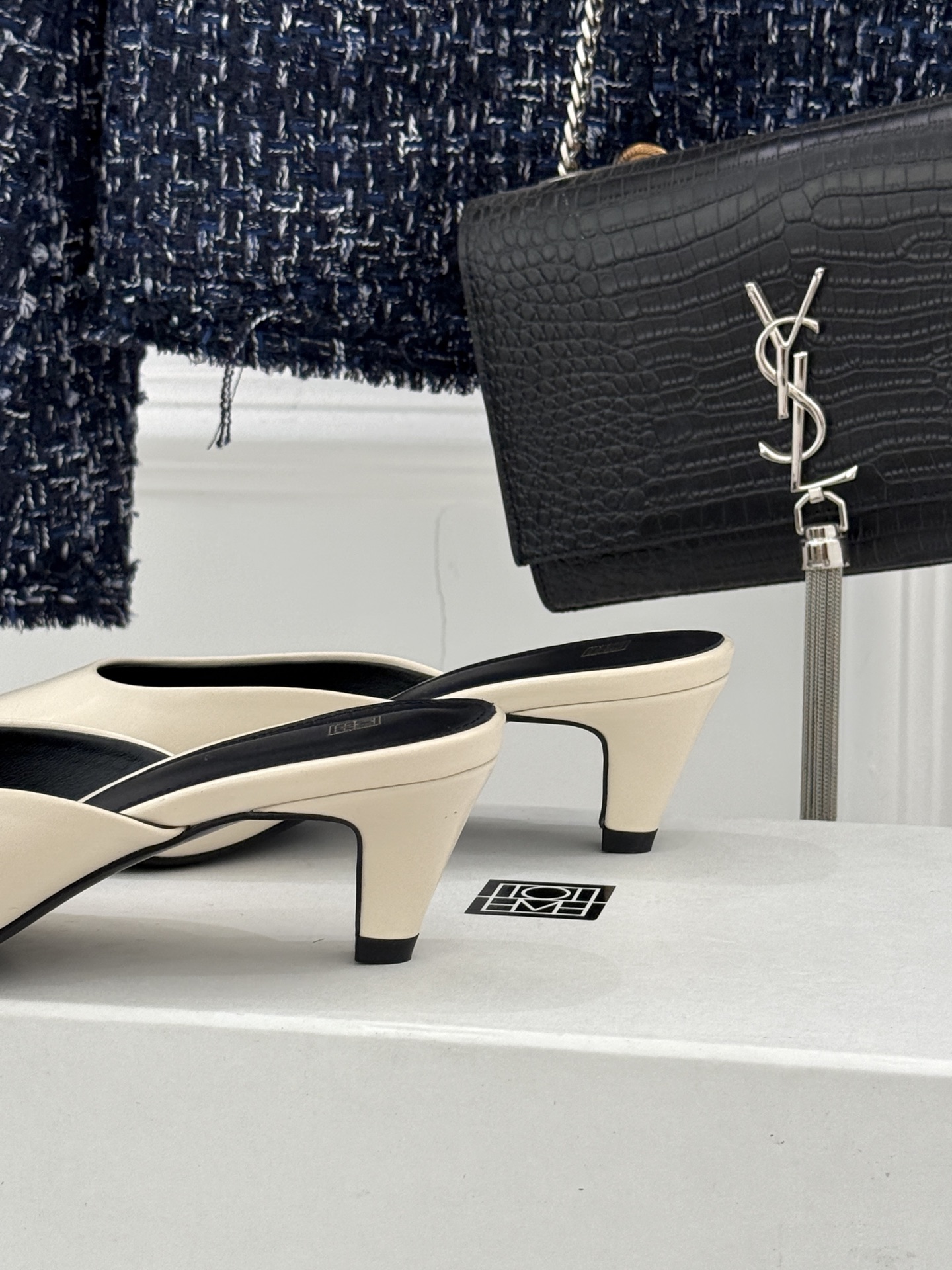 Toteme26WF新品复古尖头猫跟拖鞋承继北欧极简的冷峻风骨复刻复古时代的优雅腔调以建筑感线条勾勒鞋履