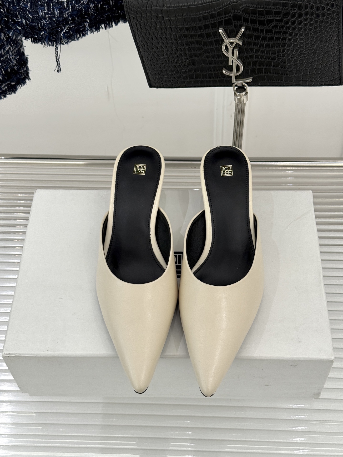 Toteme26WF新品复古尖头猫跟拖鞋承继北欧极简的冷峻风骨复刻复古时代的优雅腔调以建筑感线条勾勒鞋履