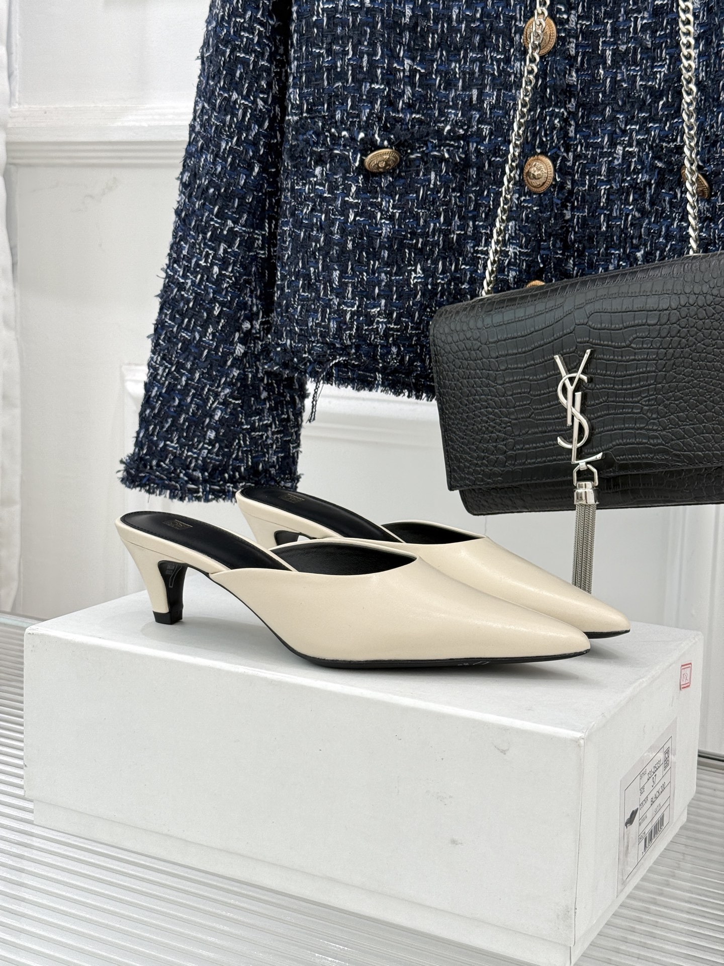 Toteme26WF新品复古尖头猫跟拖鞋承继北欧极简的冷峻风骨复刻复古时代的优雅腔调以建筑感线条勾勒鞋履