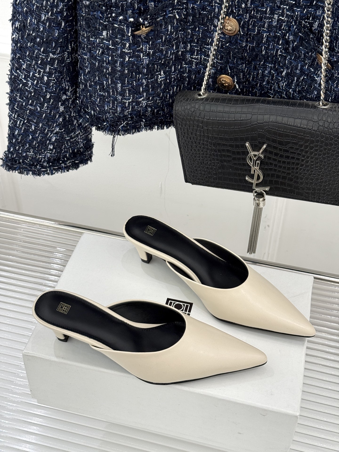 Toteme26WF新品复古尖头猫跟拖鞋承继北欧极简的冷峻风骨复刻复古时代的优雅腔调以建筑感线条勾勒鞋履