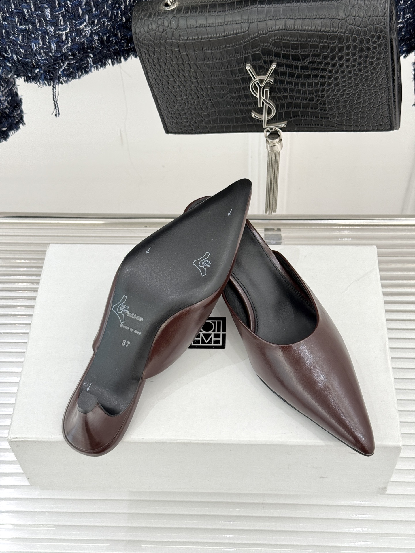 Toteme26WF新品复古尖头猫跟拖鞋承继北欧极简的冷峻风骨复刻复古时代的优雅腔调以建筑感线条勾勒鞋履