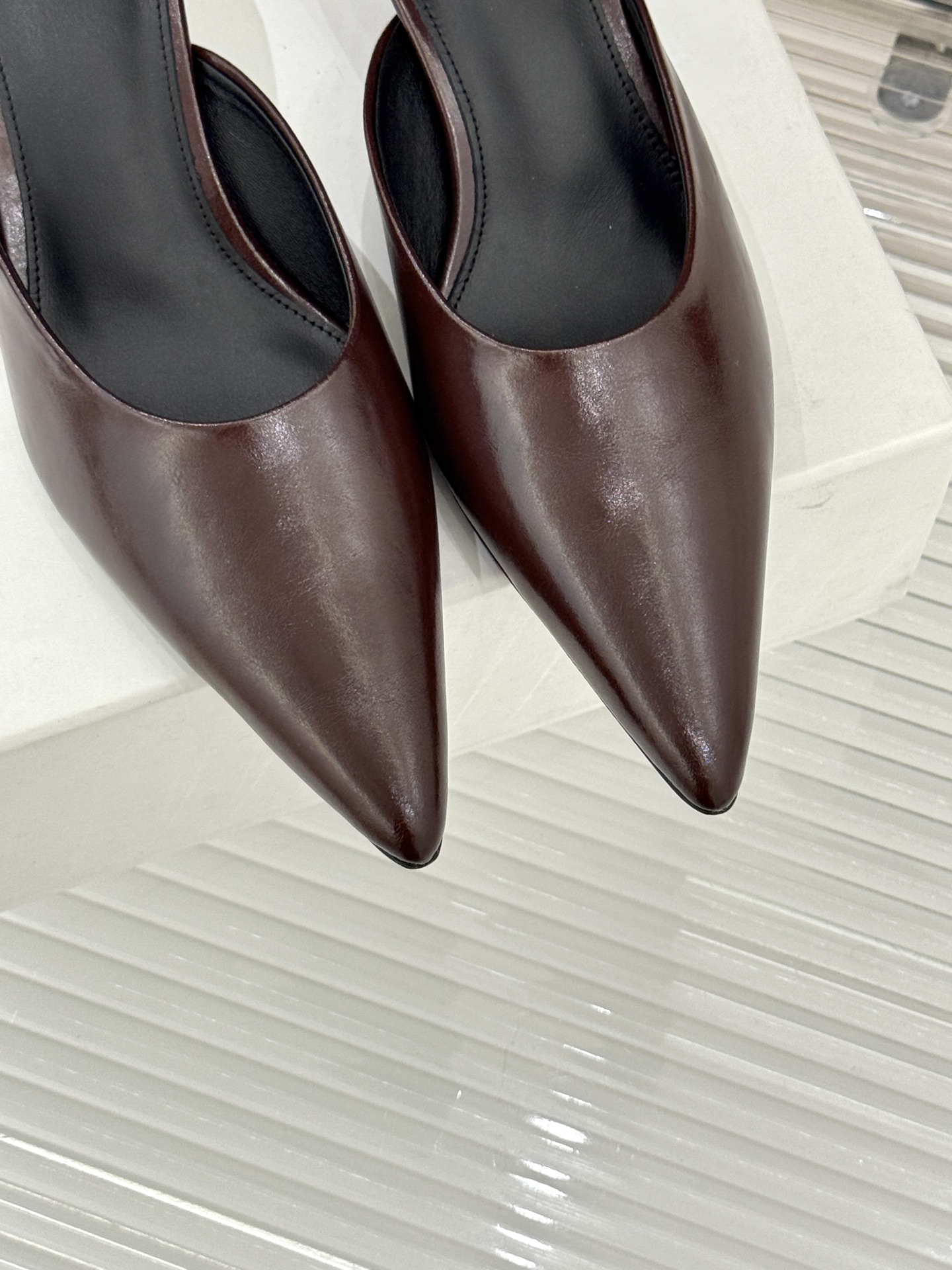 Toteme26WF新品复古尖头猫跟拖鞋承继北欧极简的冷峻风骨复刻复古时代的优雅腔调以建筑感线条勾勒鞋履