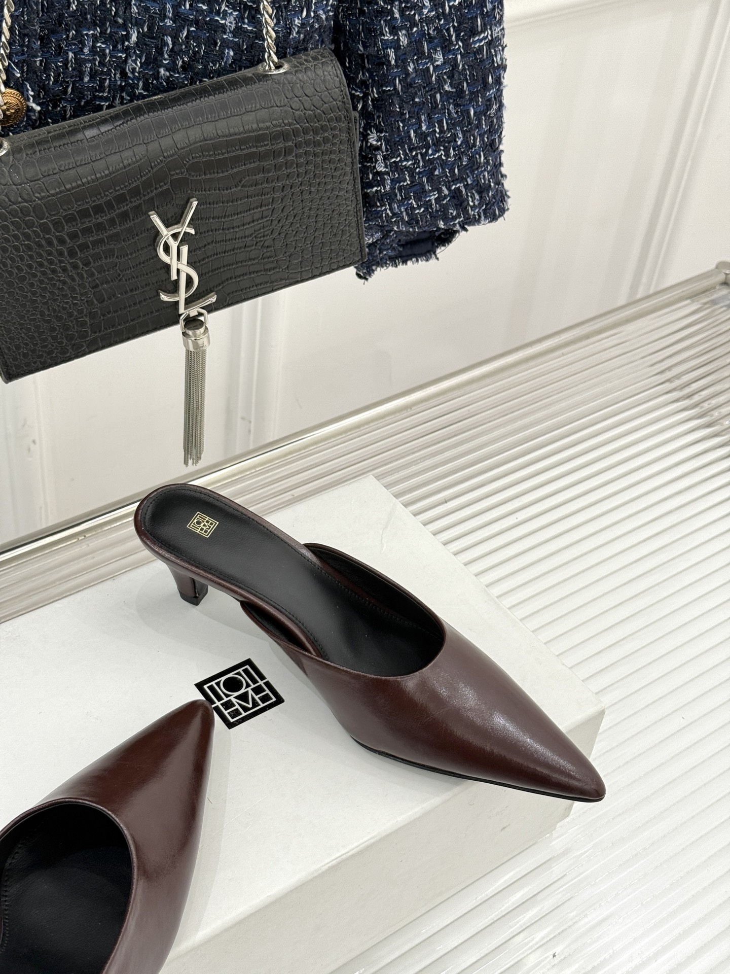 Toteme26WF新品复古尖头猫跟拖鞋承继北欧极简的冷峻风骨复刻复古时代的优雅腔调以建筑感线条勾勒鞋履