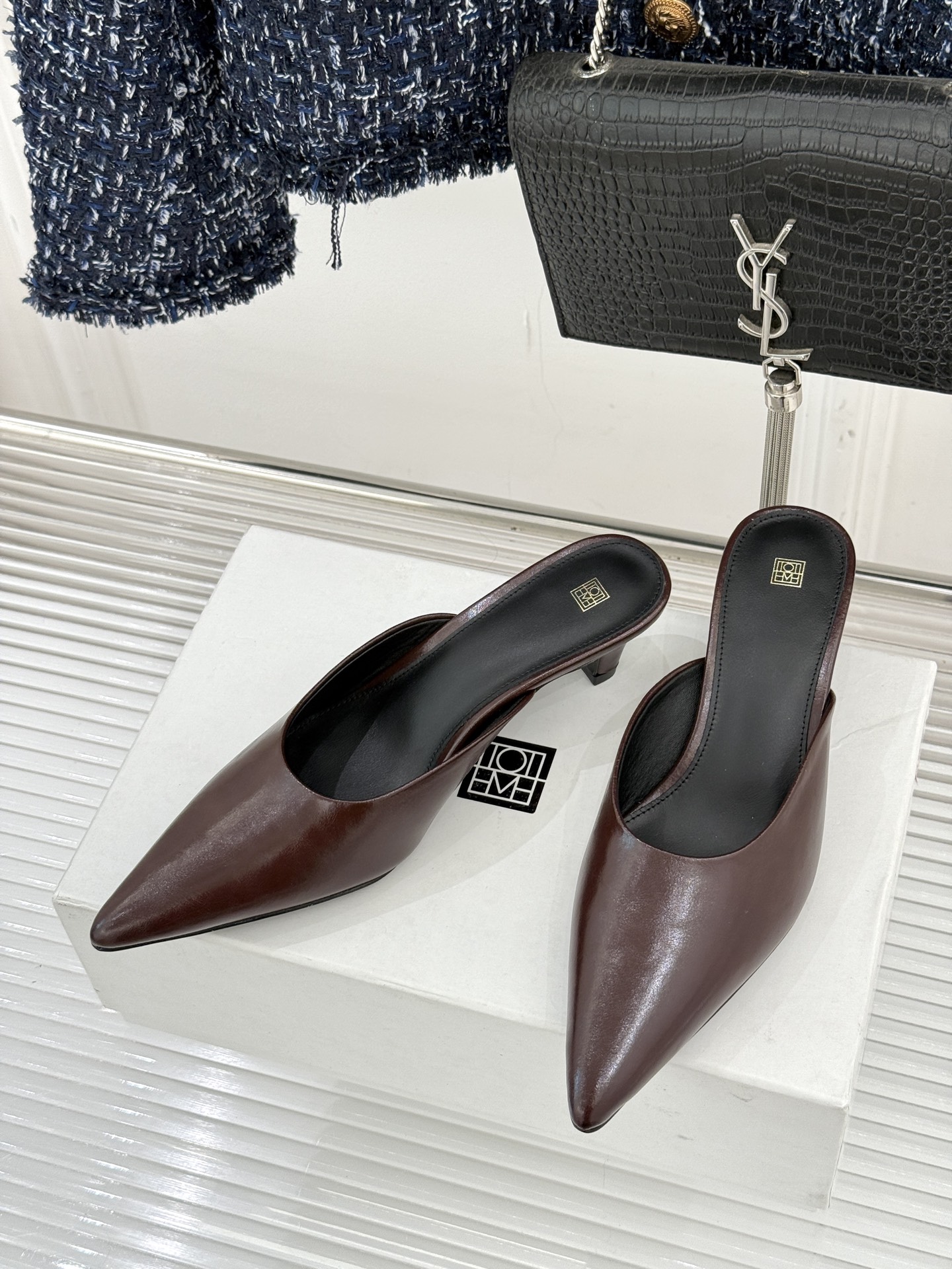 Toteme26WF新品复古尖头猫跟拖鞋承继北欧极简的冷峻风骨复刻复古时代的优雅腔调以建筑感线条勾勒鞋履