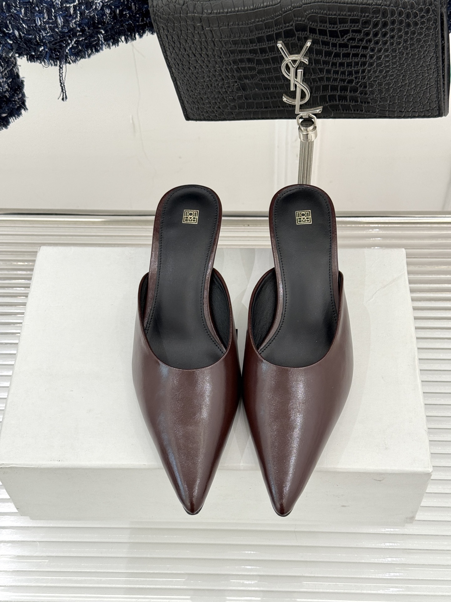 Toteme26WF新品复古尖头猫跟拖鞋承继北欧极简的冷峻风骨复刻复古时代的优雅腔调以建筑感线条勾勒鞋履