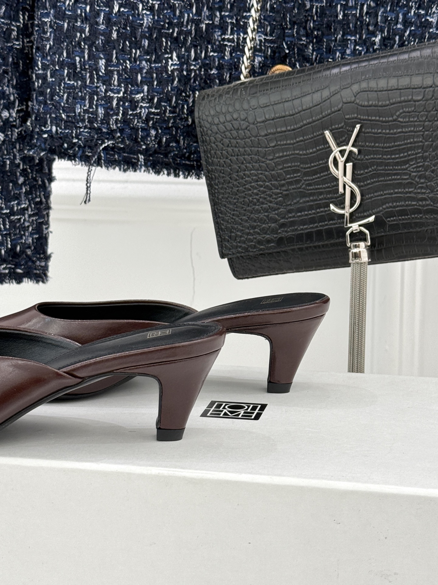 Toteme26WF新品复古尖头猫跟拖鞋承继北欧极简的冷峻风骨复刻复古时代的优雅腔调以建筑感线条勾勒鞋履