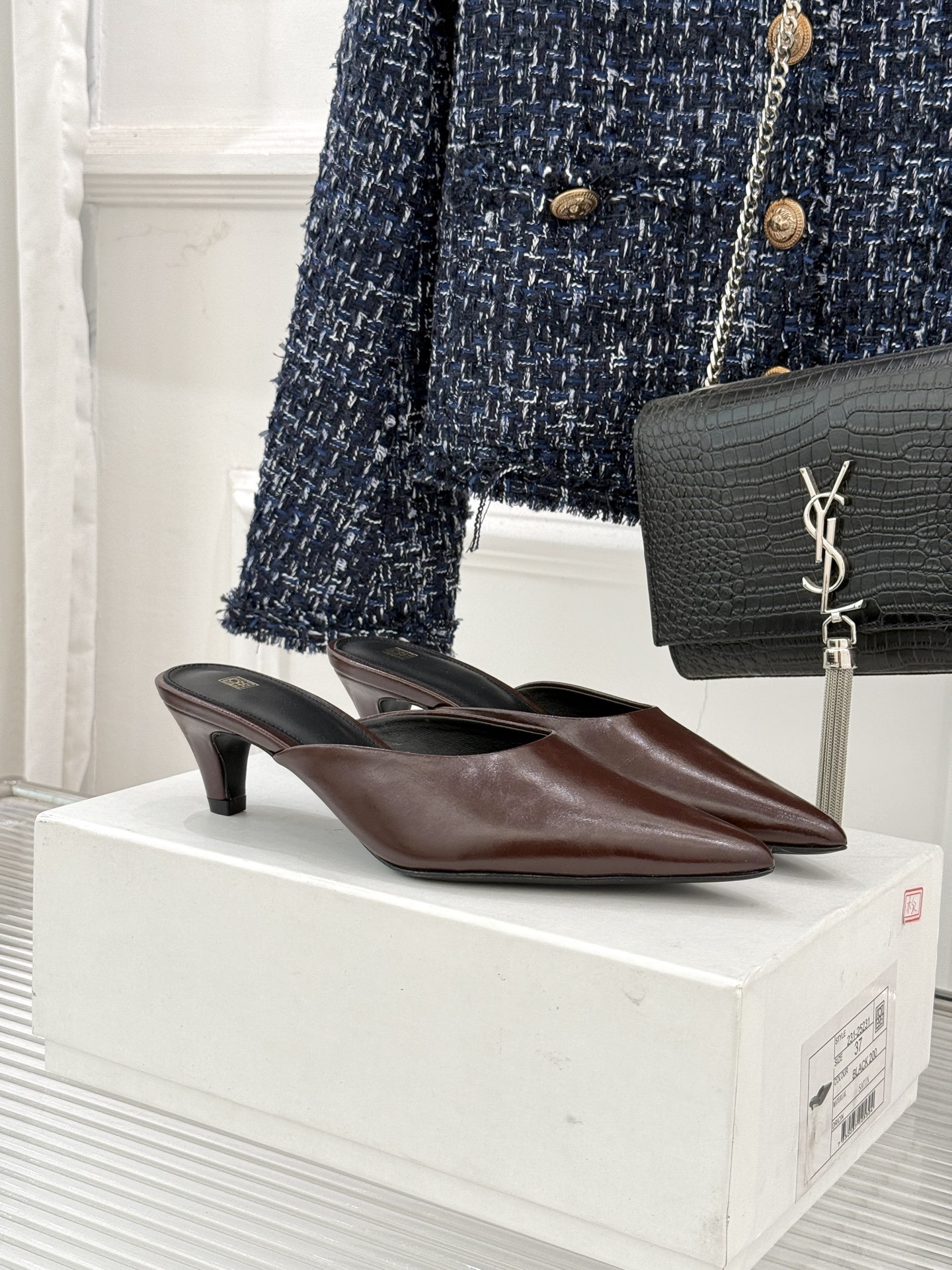 Toteme26WF新品复古尖头猫跟拖鞋承继北欧极简的冷峻风骨复刻复古时代的优雅腔调以建筑感线条勾勒鞋履