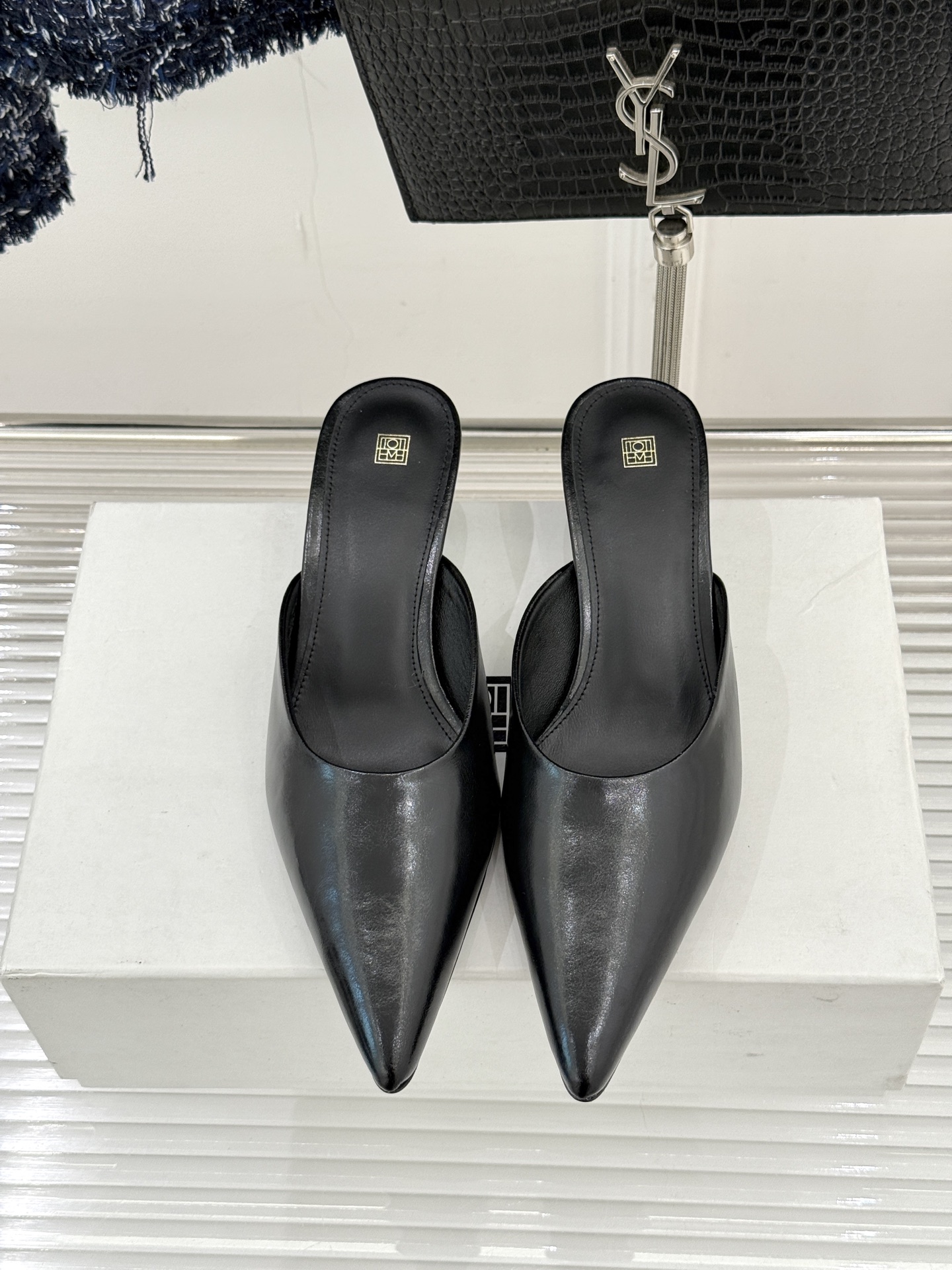 Toteme26WF新品复古尖头猫跟拖鞋承继北欧极简的冷峻风骨复刻复古时代的优雅腔调以建筑感线条勾勒鞋履