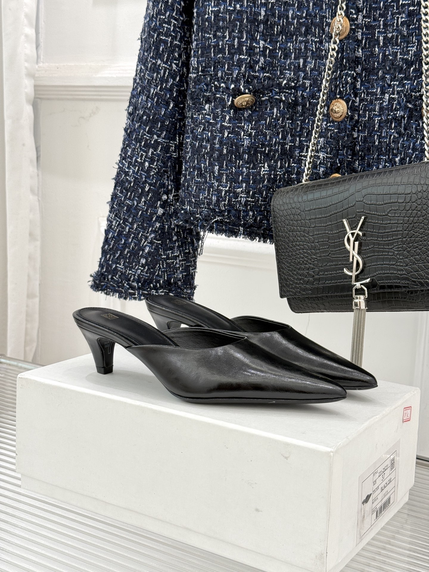 NO:707931,Toteme26WF's new retro pointed-toe cat-heeled slippers inherit the cool style of Nordic minimalism and reproduce the elegant tone of the retro era. Use architectural lines to outline the authenticity of the shoes. Balance elegance and comfort with a 3.5cm gold cat-heel. The classic pointed-toe silhouette has been repeatedly polished. The narrow but not crowded toe curvature visually extends the line of the foot infinitely. The cat-heel design is the soul of this pair of shoes. It quietly lengthens the proportions of the legs, allowing even small people to wear a tall and tall aura.  There is a natural transition from toe to heel. When you step, you are as light and agile as a cat tiptoe. It takes into account the retro style and walking comfort. It adapts to the diverse life rhythms of contemporary women. The fabric is made of original customized leather. The lining of the toe is all sheepskin. Italian imported genuine leather outsole size35-39 (customized 40/41), half drag, slippers, sheepskin, gold, Leather soles19860909Toteme26WF新品复古尖头猫跟拖鞋 承继北欧极简的冷峻风骨 复刻复古时代的优雅腔调 以建筑感线条勾勒鞋履本真 用3.5cm黄金猫跟平衡优雅与舒适 经典尖头廓形经反复打磨 窄而不挤的鞋尖弧度 既从视觉上无限延伸足部线条 猫跟设计是这双鞋的灵魂 悄悄拉长双腿比例 让小个子也能穿出挺拔气场 从脚尖到脚跟自然过渡 迈步时如猫踮足般轻盈灵动 兼顾了复古风情与行走舒适度 适配当代女性多元的生活节奏. 面料采用原版定制皮料 内里踮脚均为羊皮 意大利进口真皮大底 size35-39（40/41定制）,半拖,slippers,sheepskin,gold,Leather soles,Women's Shoes