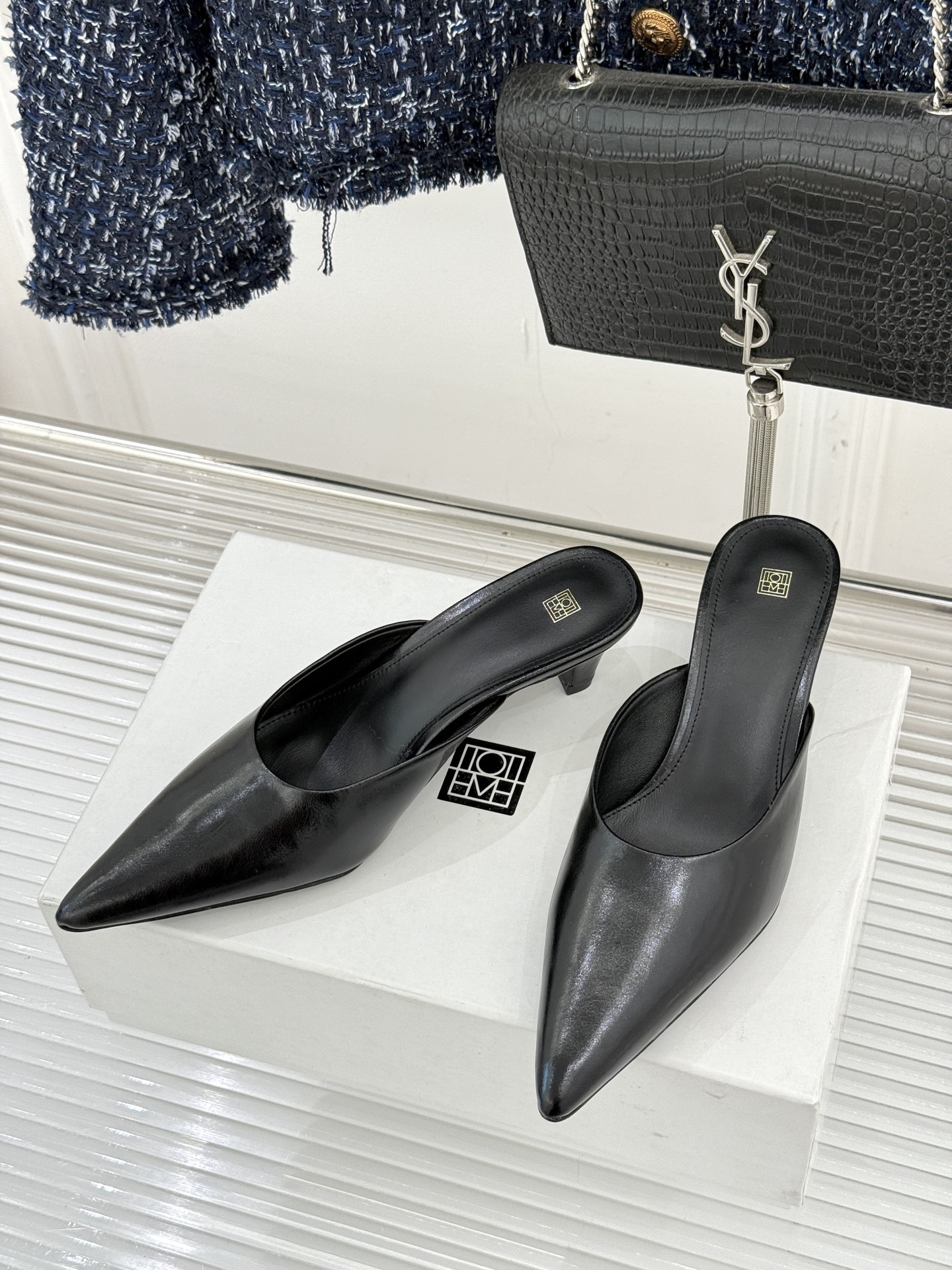 Toteme26WF新品复古尖头猫跟拖鞋承继北欧极简的冷峻风骨复刻复古时代的优雅腔调以建筑感线条勾勒鞋履