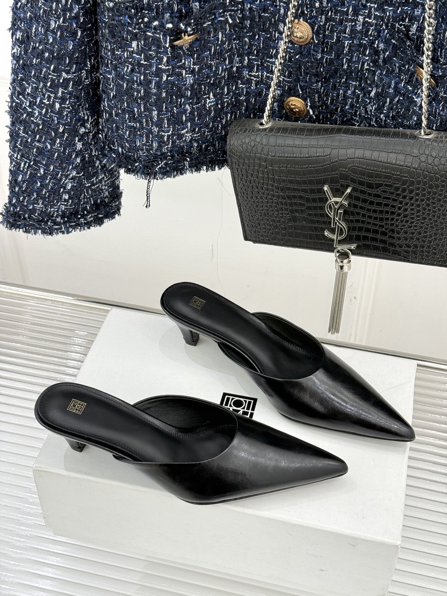 Toteme26WF新品复古尖头猫跟拖鞋承继北欧极简的冷峻风骨复刻复古时代的优雅腔调以建筑感线条勾勒鞋履