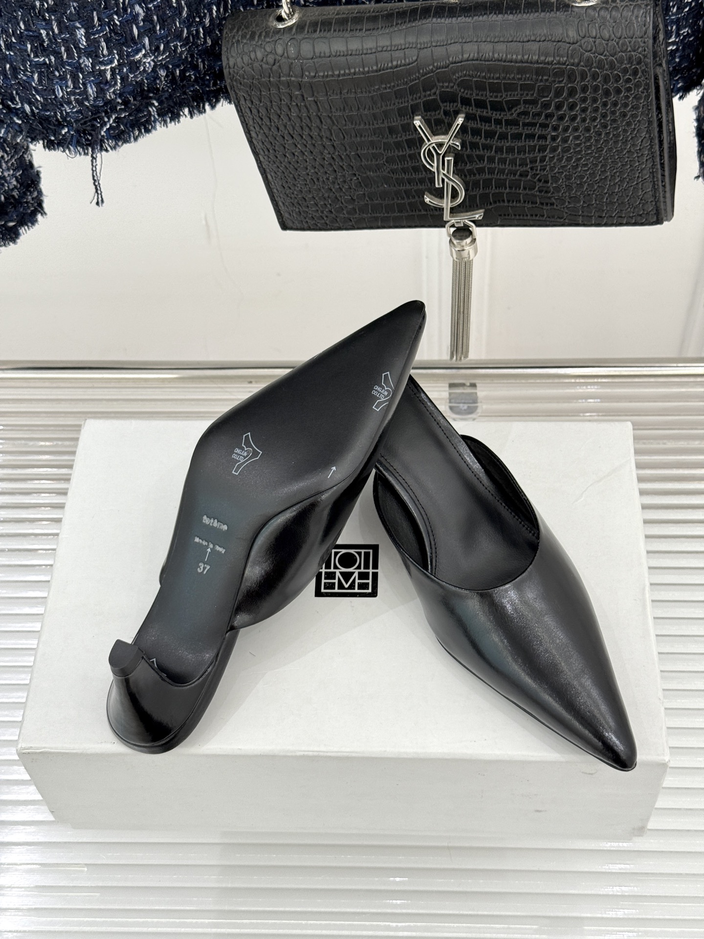 Toteme26WF新品复古尖头猫跟拖鞋承继北欧极简的冷峻风骨复刻复古时代的优雅腔调以建筑感线条勾勒鞋履