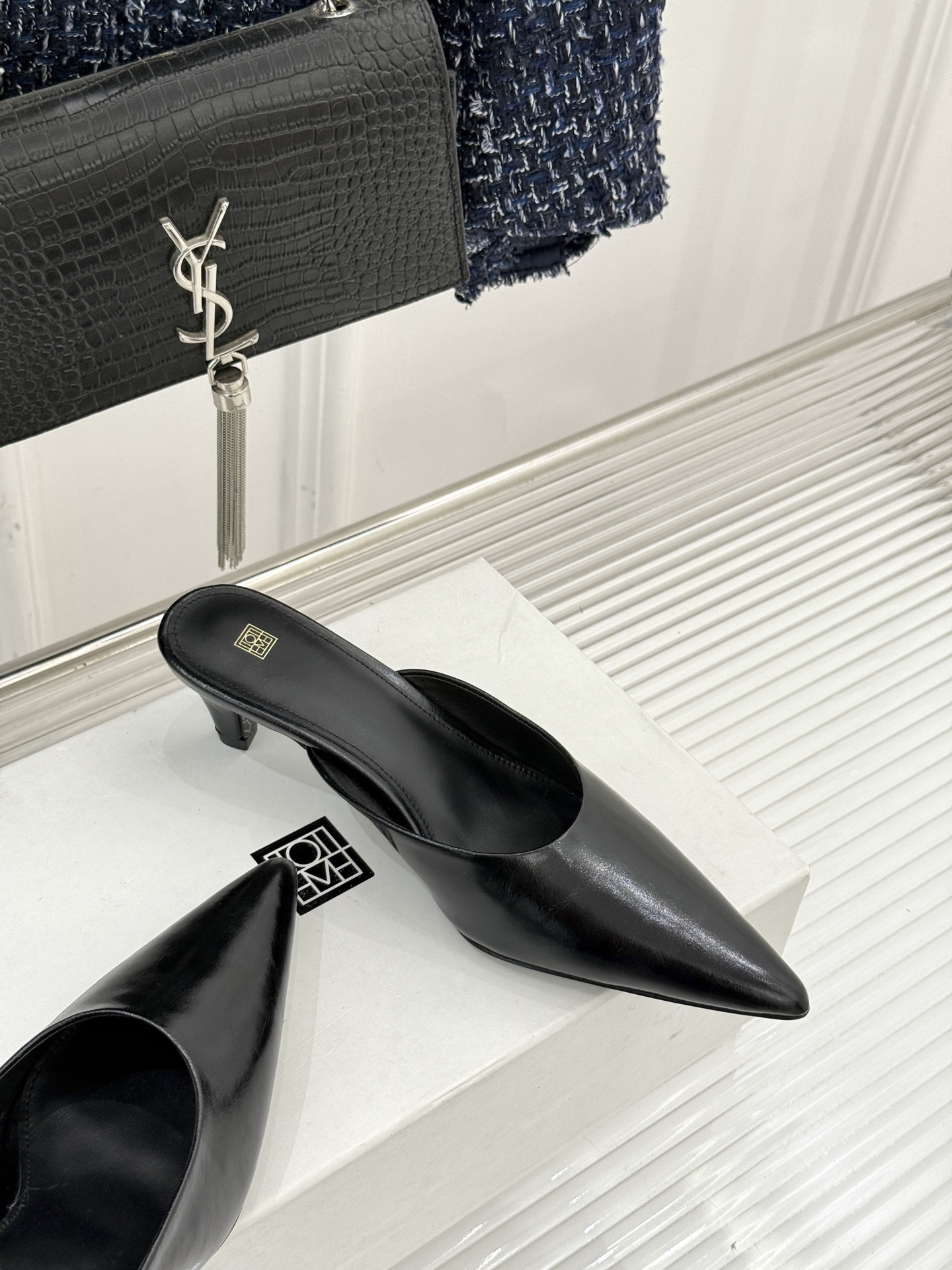 Toteme26WF新品复古尖头猫跟拖鞋承继北欧极简的冷峻风骨复刻复古时代的优雅腔调以建筑感线条勾勒鞋履