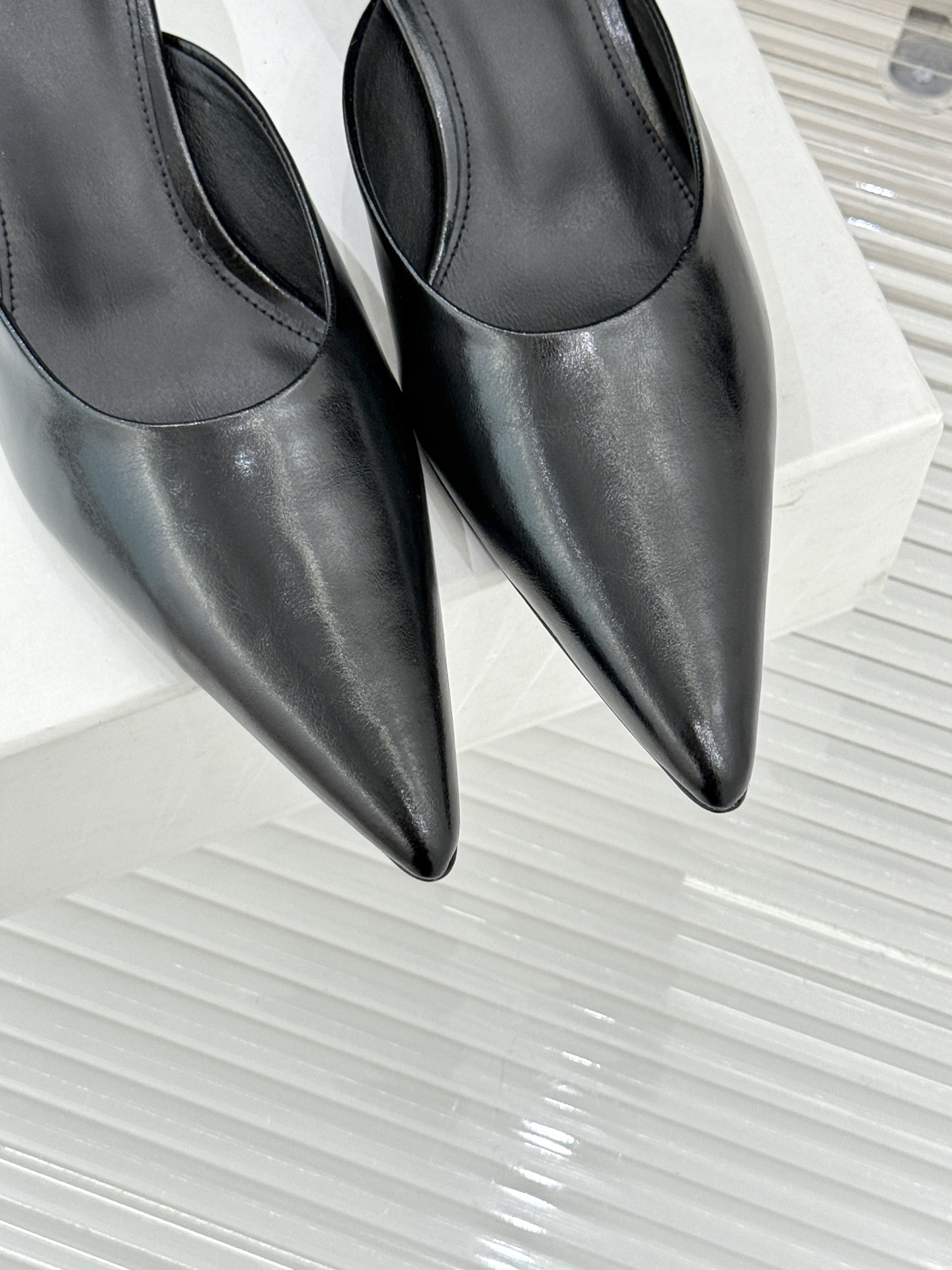 Toteme26WF新品复古尖头猫跟拖鞋承继北欧极简的冷峻风骨复刻复古时代的优雅腔调以建筑感线条勾勒鞋履