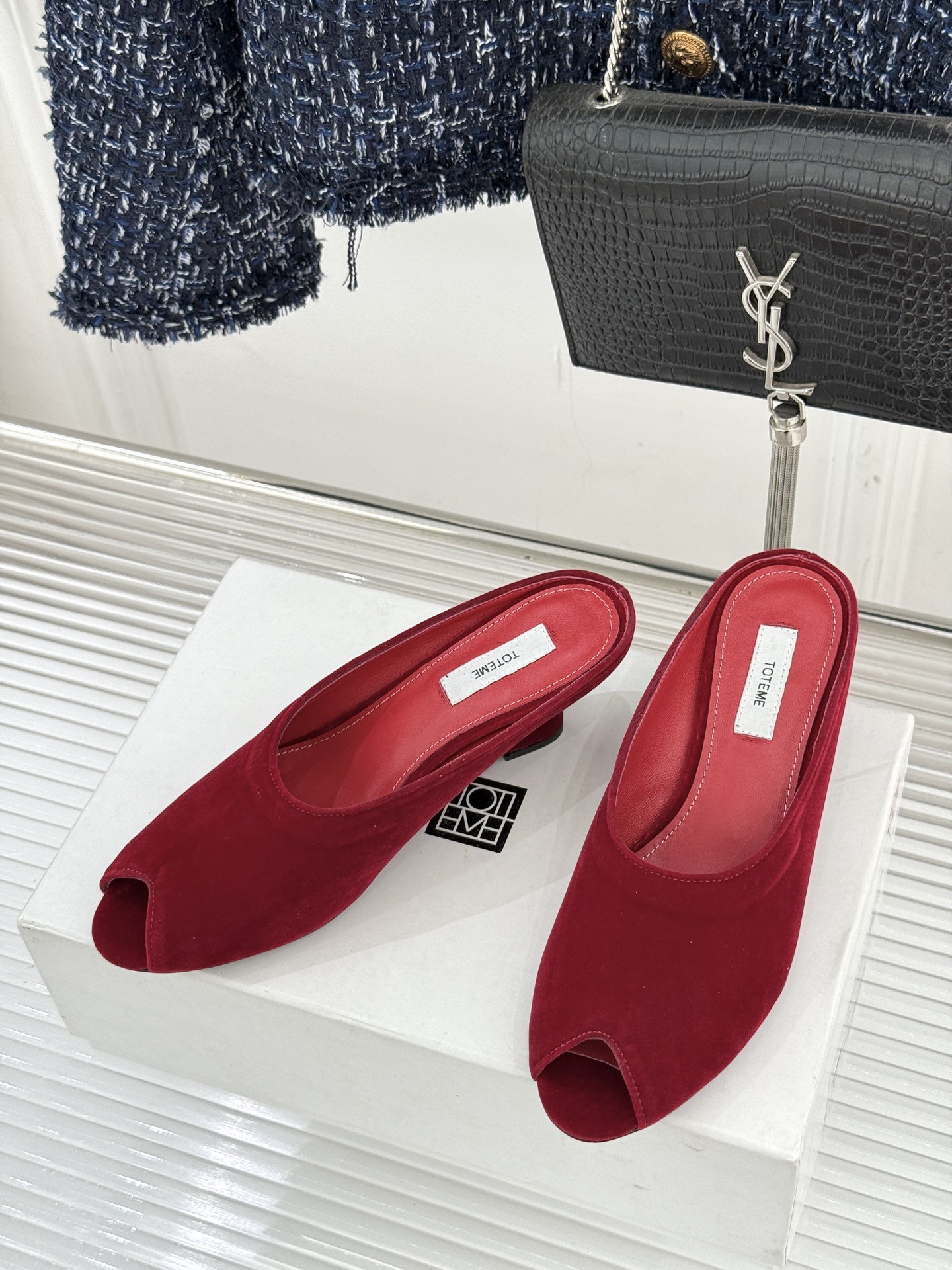 Toteme26WF新品坡跟鱼嘴拖鞋将北欧极简的冷峻克制揉入坡跟的慵懒松弛与鱼嘴的柔媚风情以精准剪裁勾勒