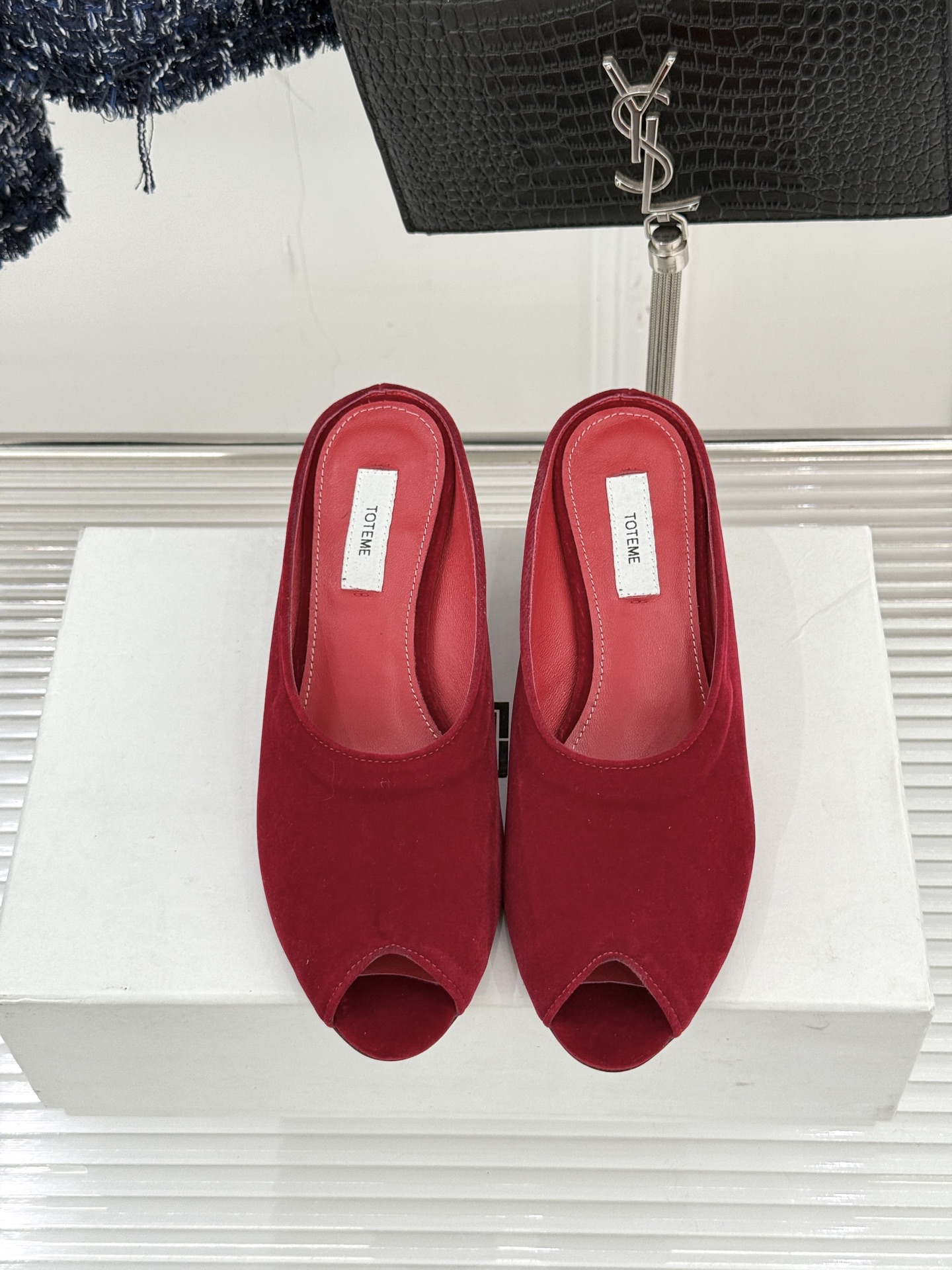 Toteme26WF新品坡跟鱼嘴拖鞋将北欧极简的冷峻克制揉入坡跟的慵懒松弛与鱼嘴的柔媚风情以精准剪裁勾勒