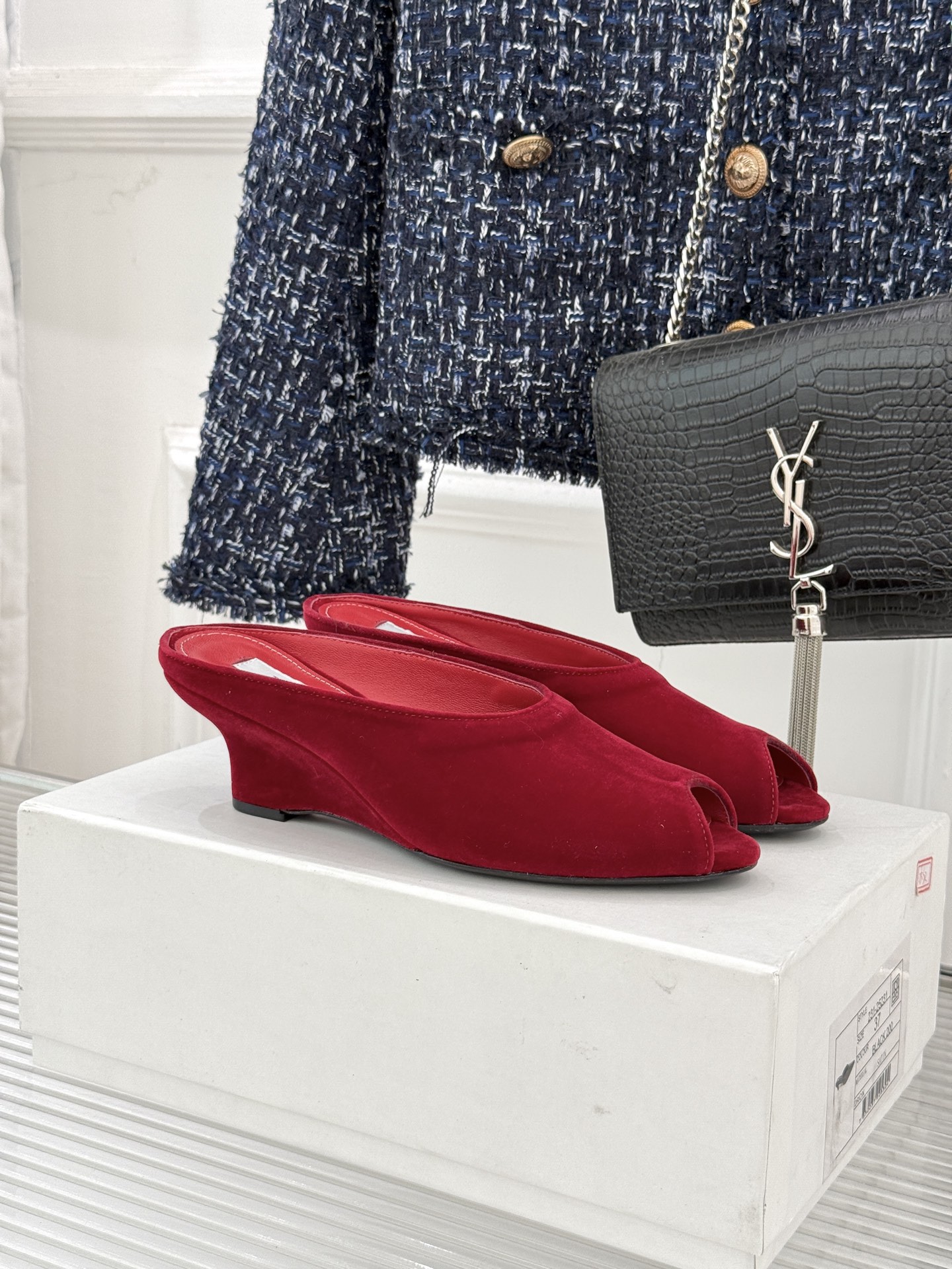 Toteme26WF新品坡跟鱼嘴拖鞋将北欧极简的冷峻克制揉入坡跟的慵懒松弛与鱼嘴的柔媚风情以精准剪裁勾勒