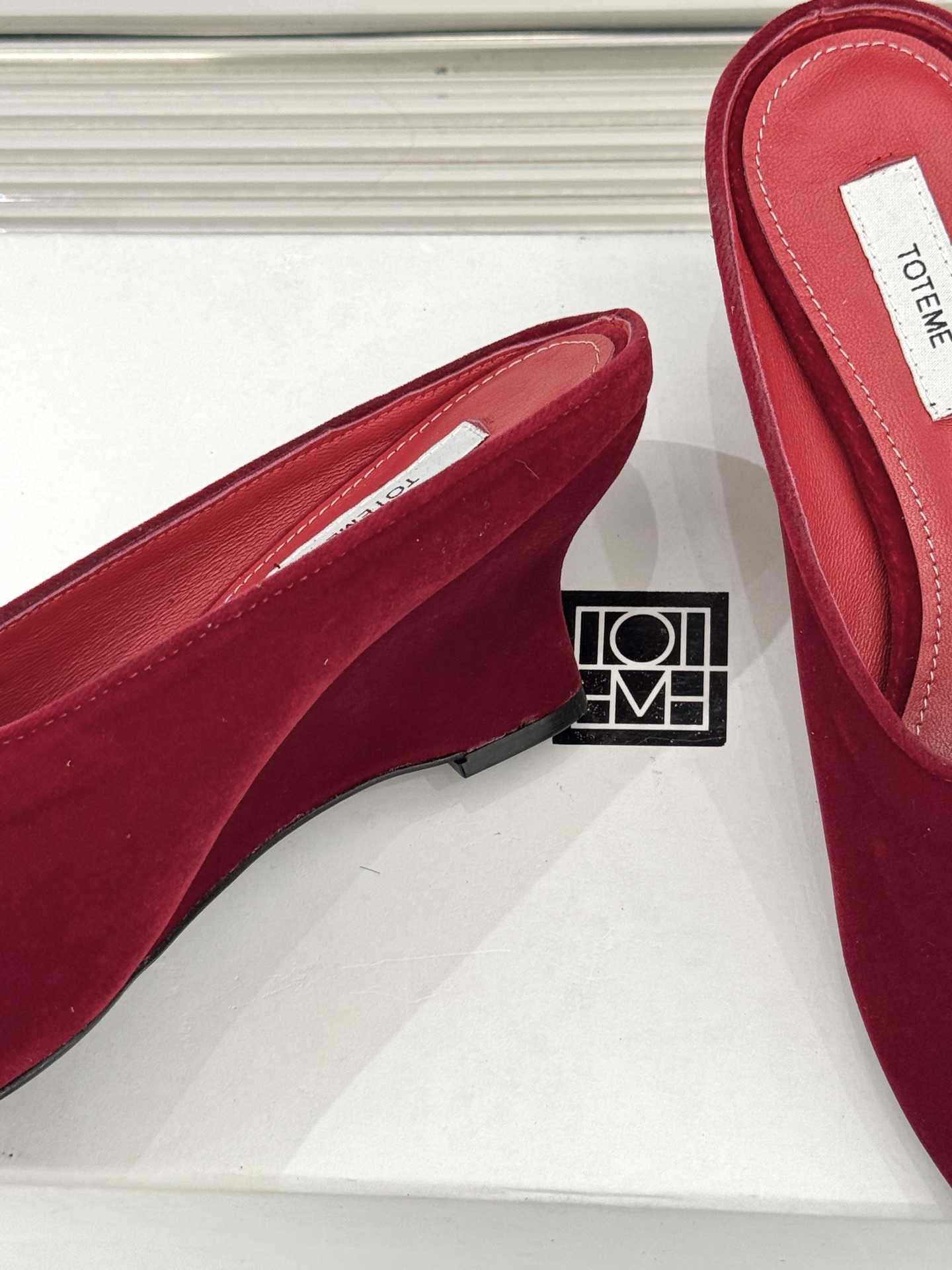 Toteme26WF新品坡跟鱼嘴拖鞋将北欧极简的冷峻克制揉入坡跟的慵懒松弛与鱼嘴的柔媚风情以精准剪裁勾勒